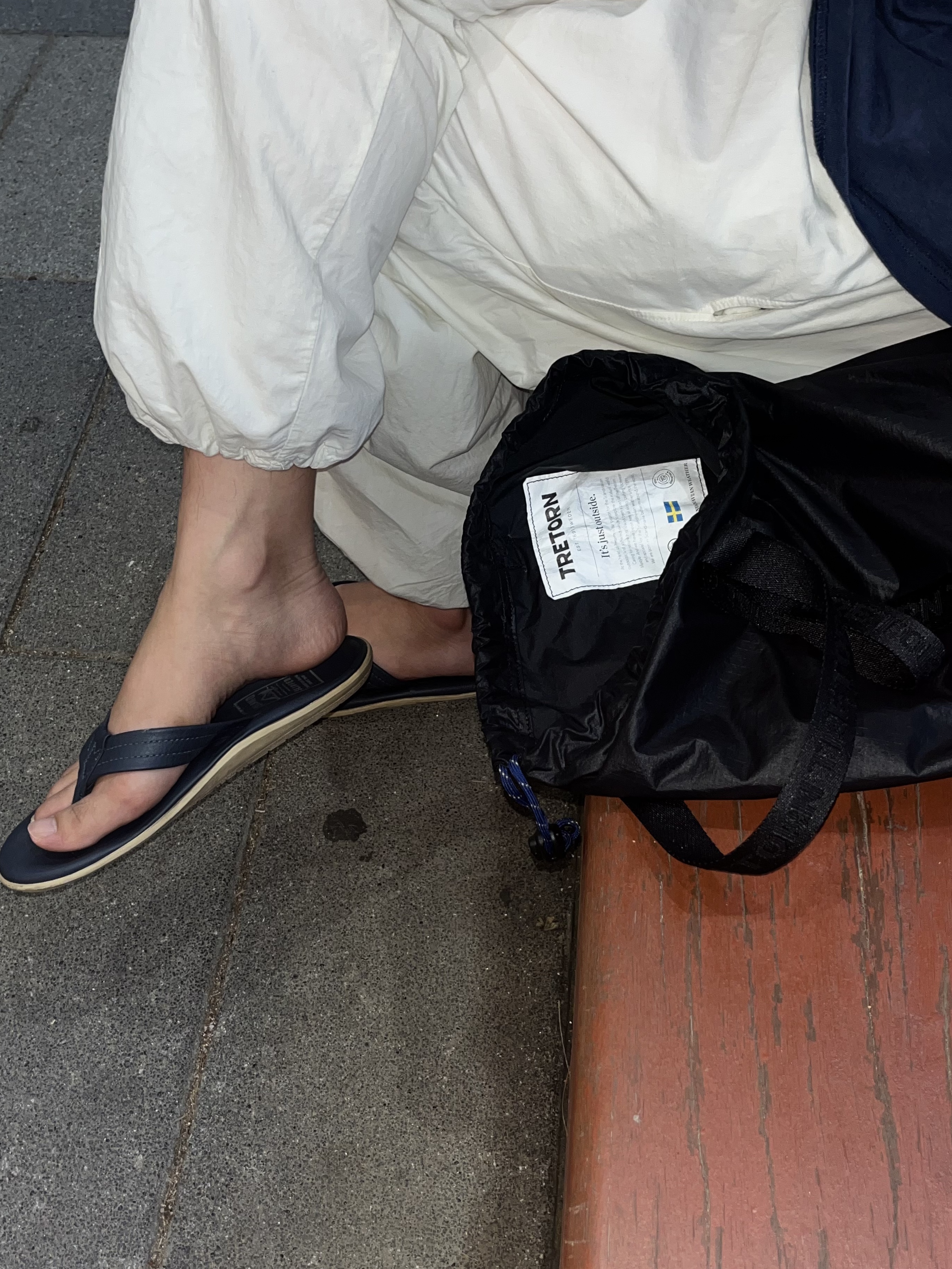 Tretorn Nylon Rip Sling Bag Black 착용 스타일 - 2