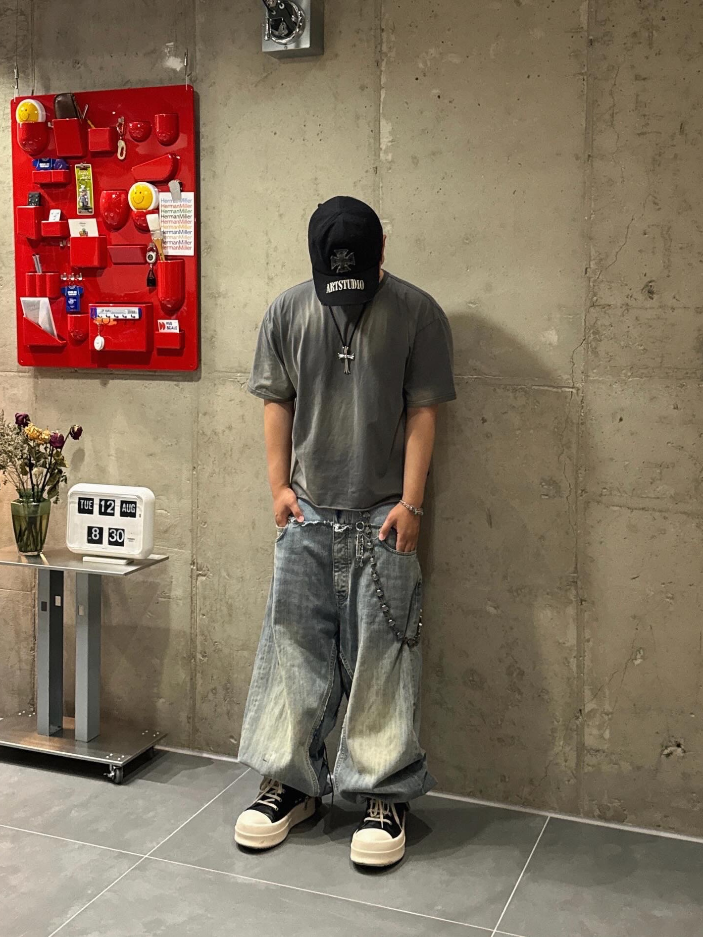 Rick Owens Luxor Mega Bumper Sneakers Black Milk, Aoiro Low-Key Cropped S/S T-Shirt Washed Grey 착용 스타일