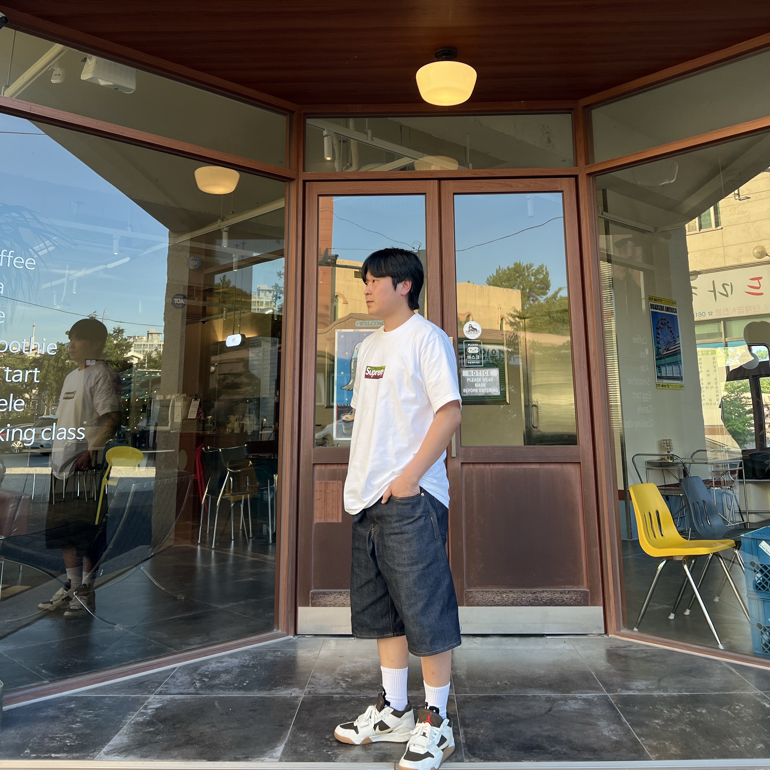 Supreme Los Angeles Fire Relief Box Logo T-Shirt White - 25SS, Supreme Rigid Baggy Selvedge Denim Short Rigid Indigo 착용 스타일 - 2