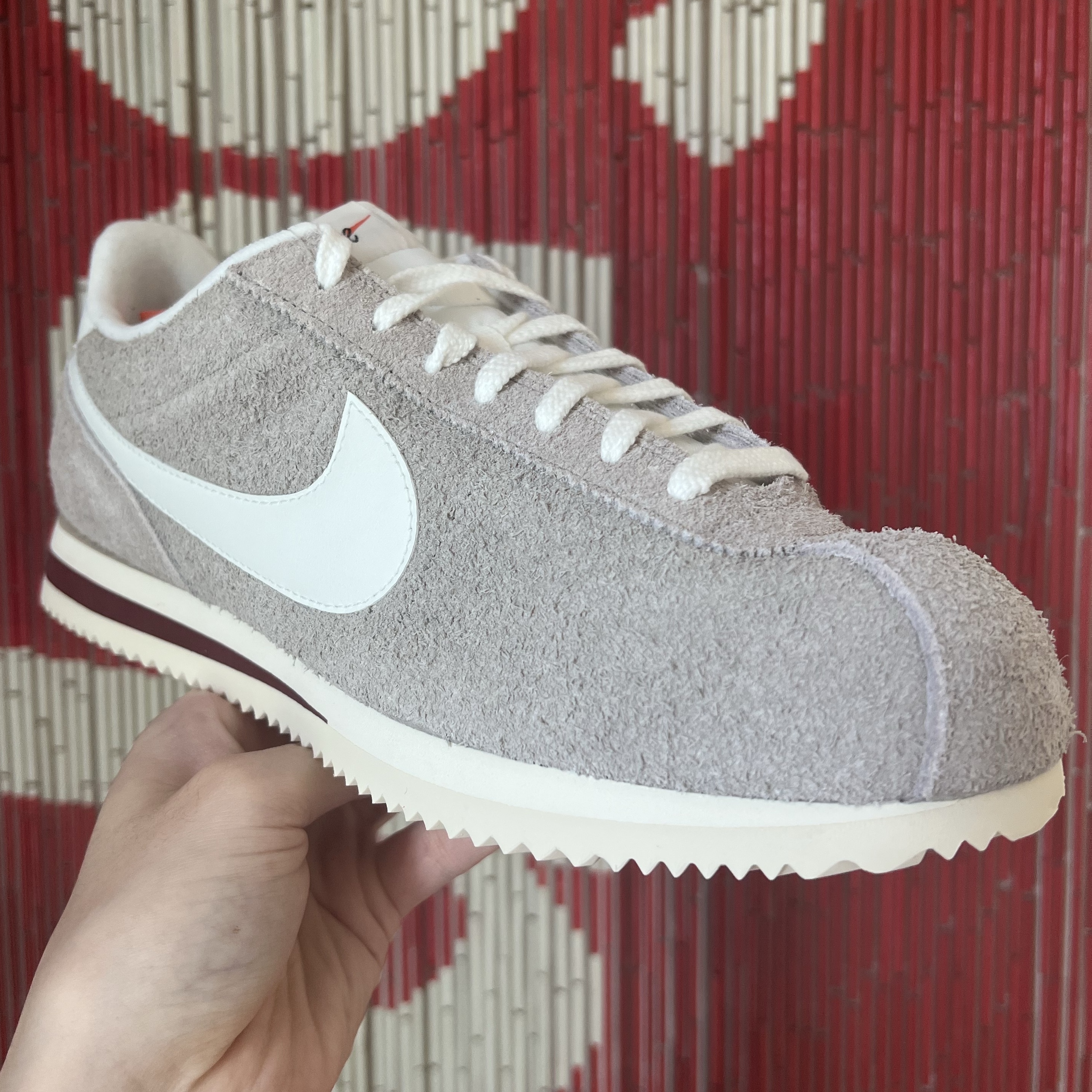 Nike Cortez SE Suede College Grey Dark Team Red 착용 스타일