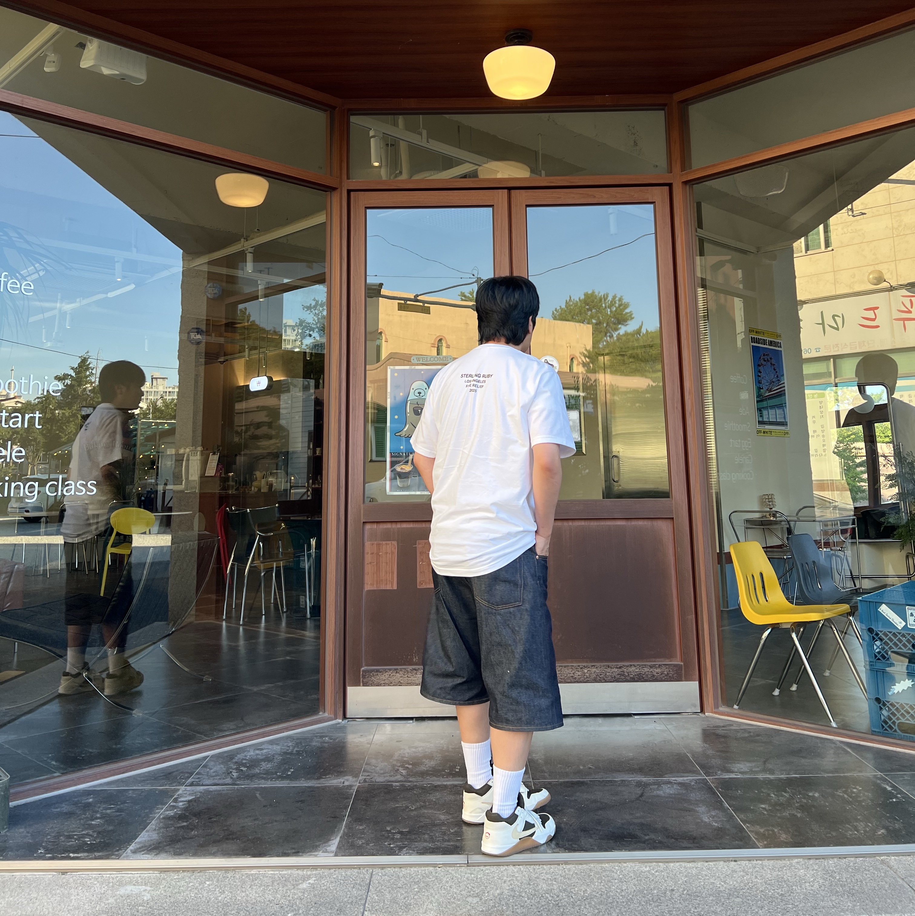 Supreme Los Angeles Fire Relief Box Logo T-Shirt White - 25SS, Supreme Rigid Baggy Selvedge Denim Short Rigid Indigo 착용 스타일 - 3