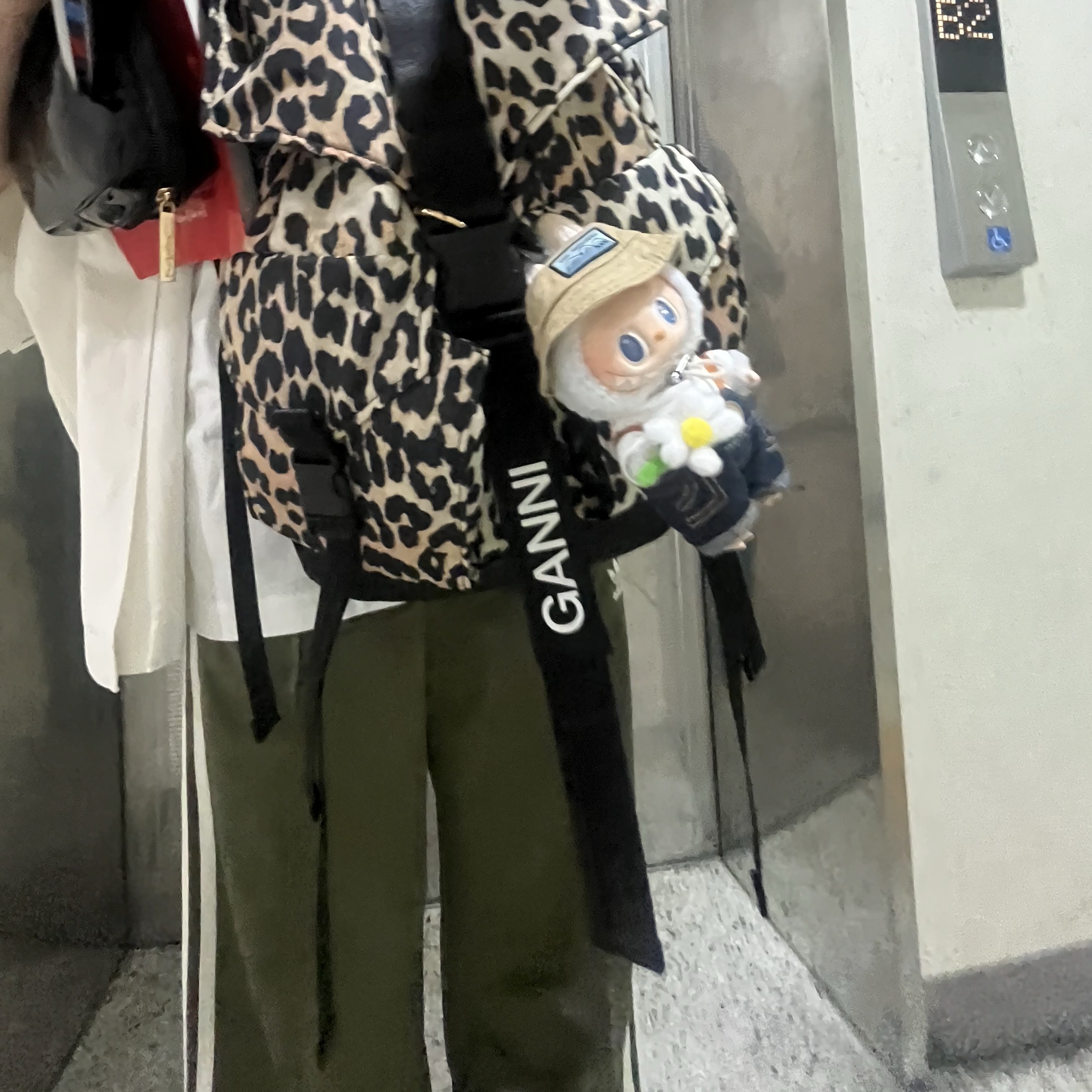 (W) Ganni Printed Drawstring Backpack Leopard, Pop Mart Fall In Wild Labubu Series Toy Keyring 착용 스타일 - 1