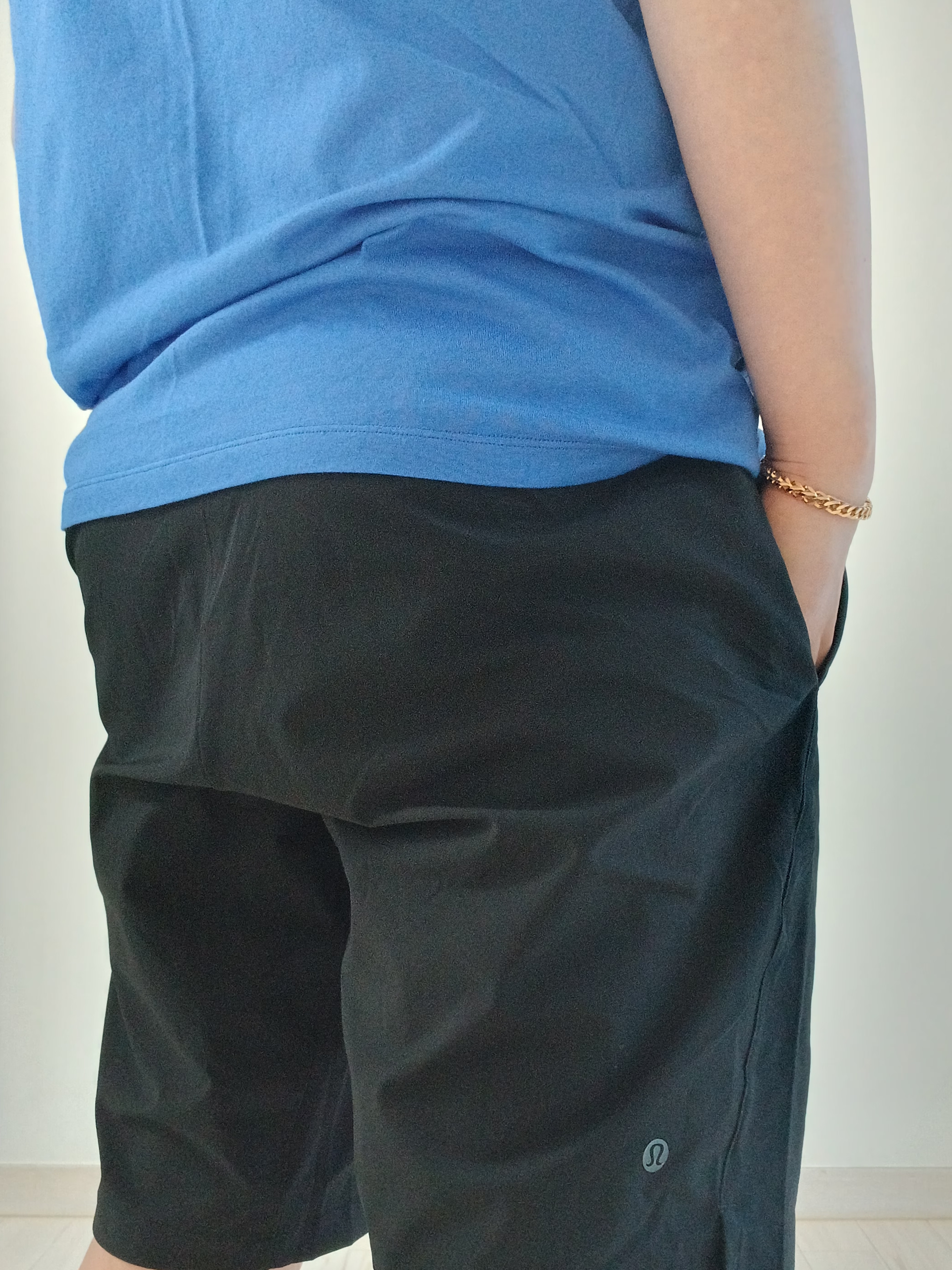 Arc'teryx Kragg SL Cotton Blurred Bird SS T-Shirt Electra Euphoria, Hoka Ora Athletic Slide Black White 착용 스타일 - 5