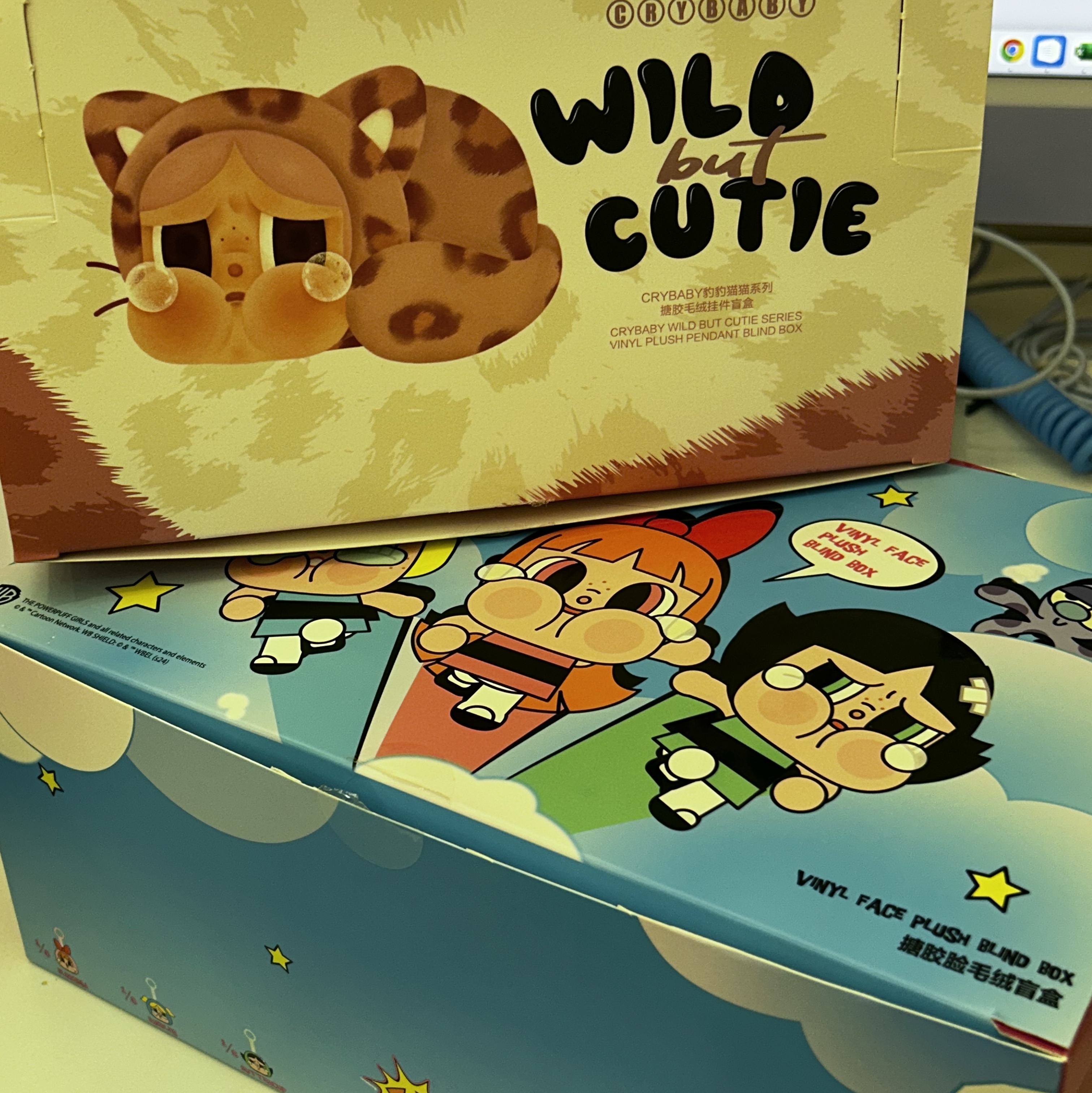 Pop Mart Crybaby Wild But Cutie Series Vinyl Plush Pendant (6 Blind Boxes), Pop Mart Crybaby x Powerpuff Girls Series Keyring Sealed Case (6 Blind Boxes) 착용 스타일 - 3