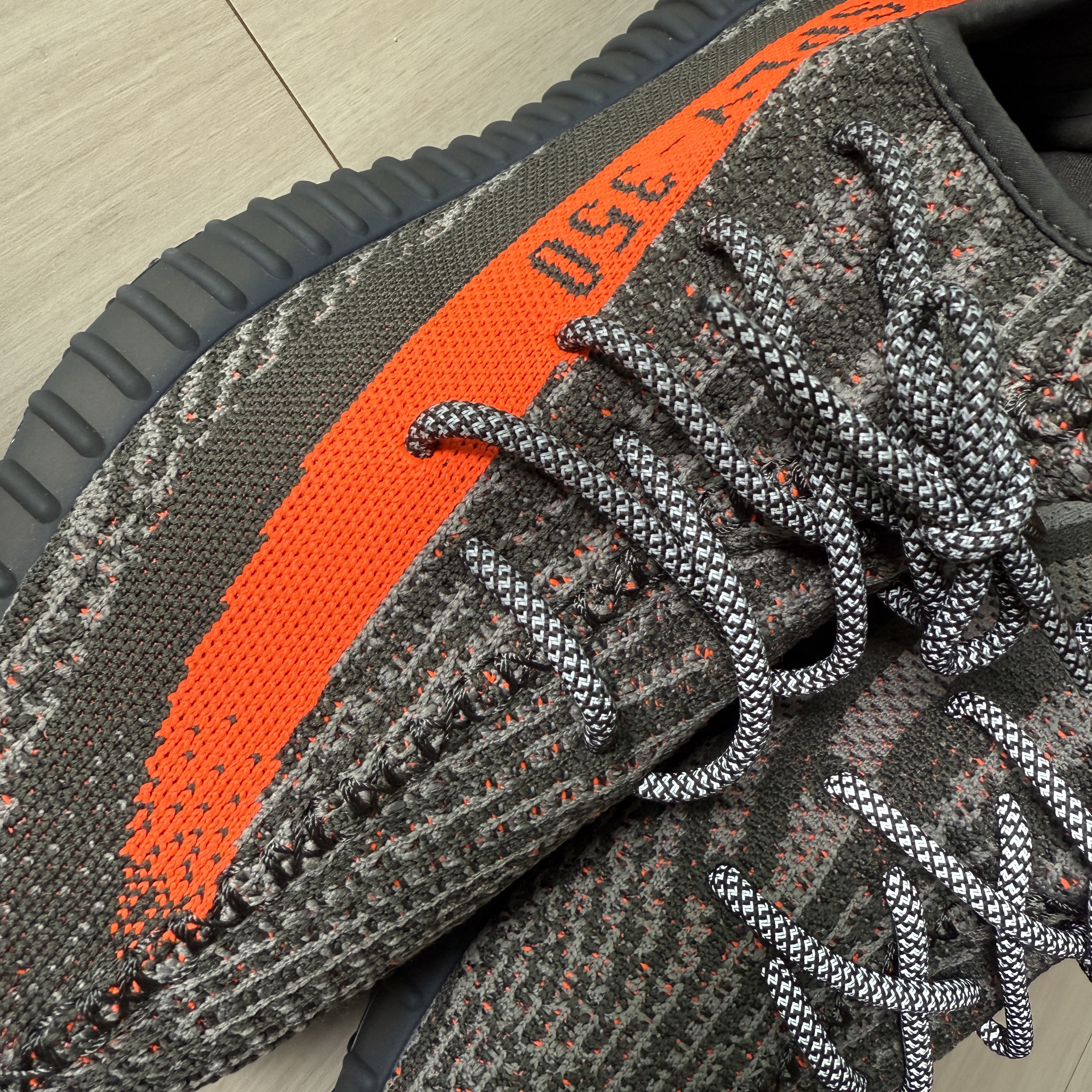 Adidas Yeezy Boost 350 V2 Carbon Beluga 착용 스타일 - 3
