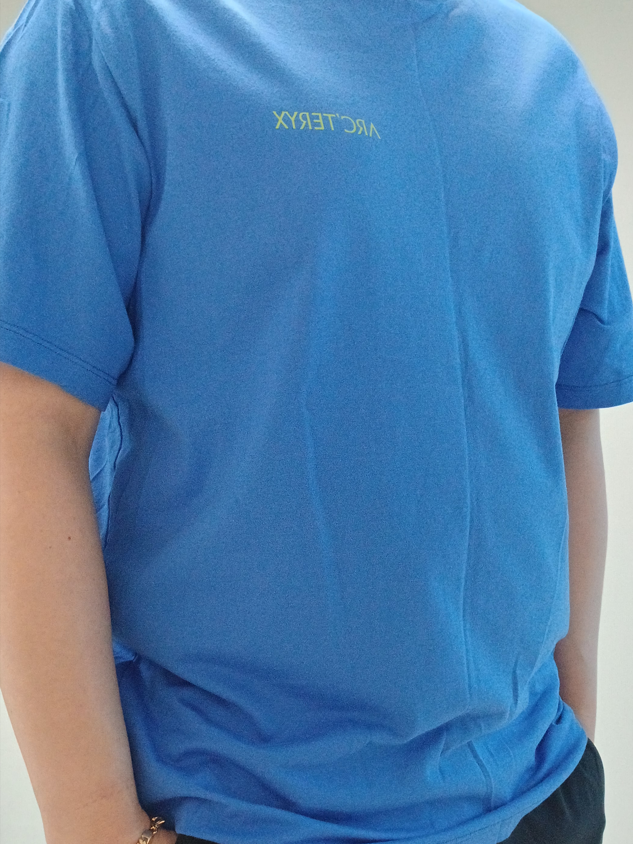 Arc'teryx Kragg SL Cotton Blurred Bird SS T-Shirt Electra Euphoria, Hoka Ora Athletic Slide Black White 착용 스타일 - 2