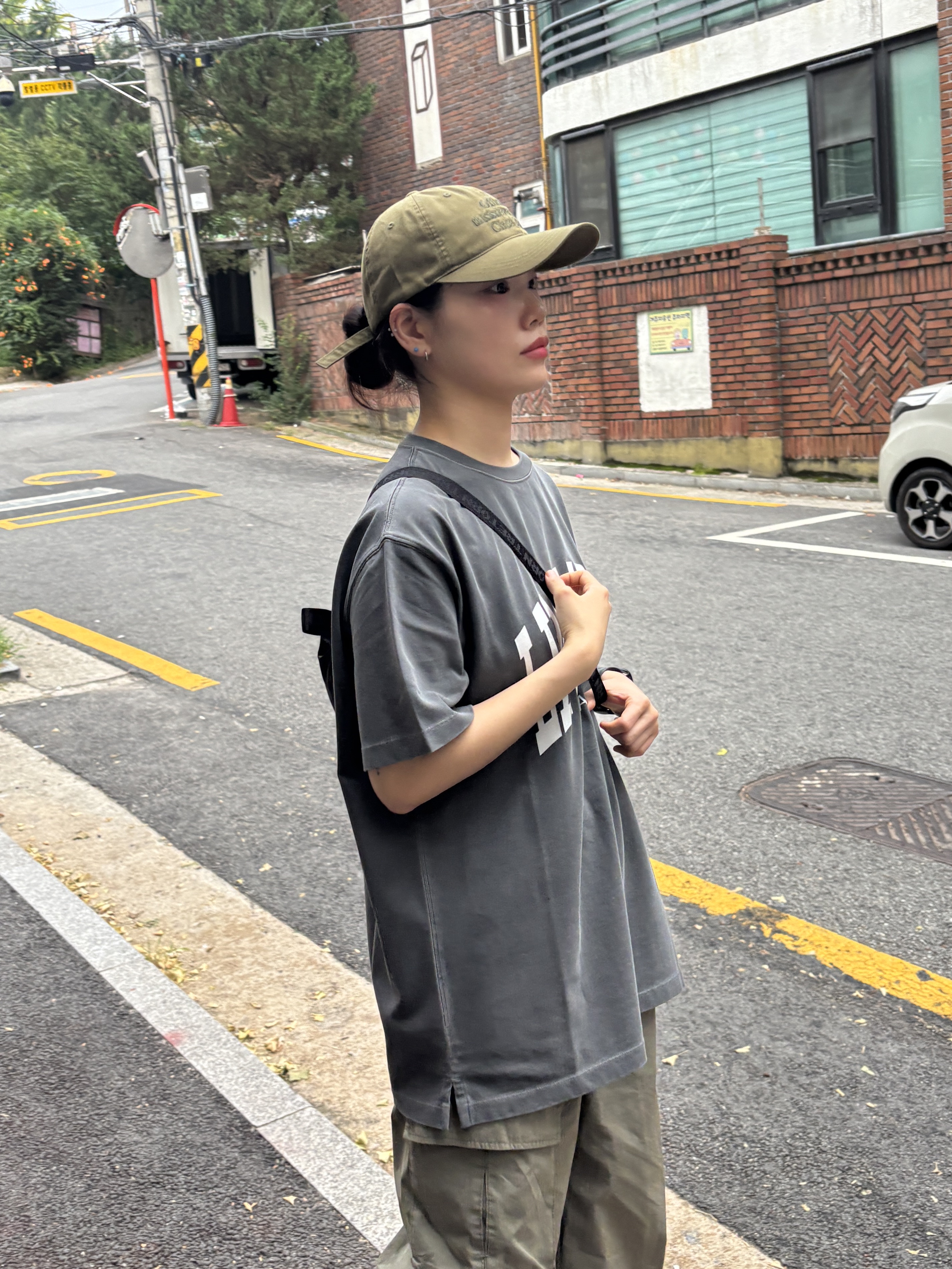 Tretorn Nylon Rip Sling Bag Black 착용 스타일 - 5