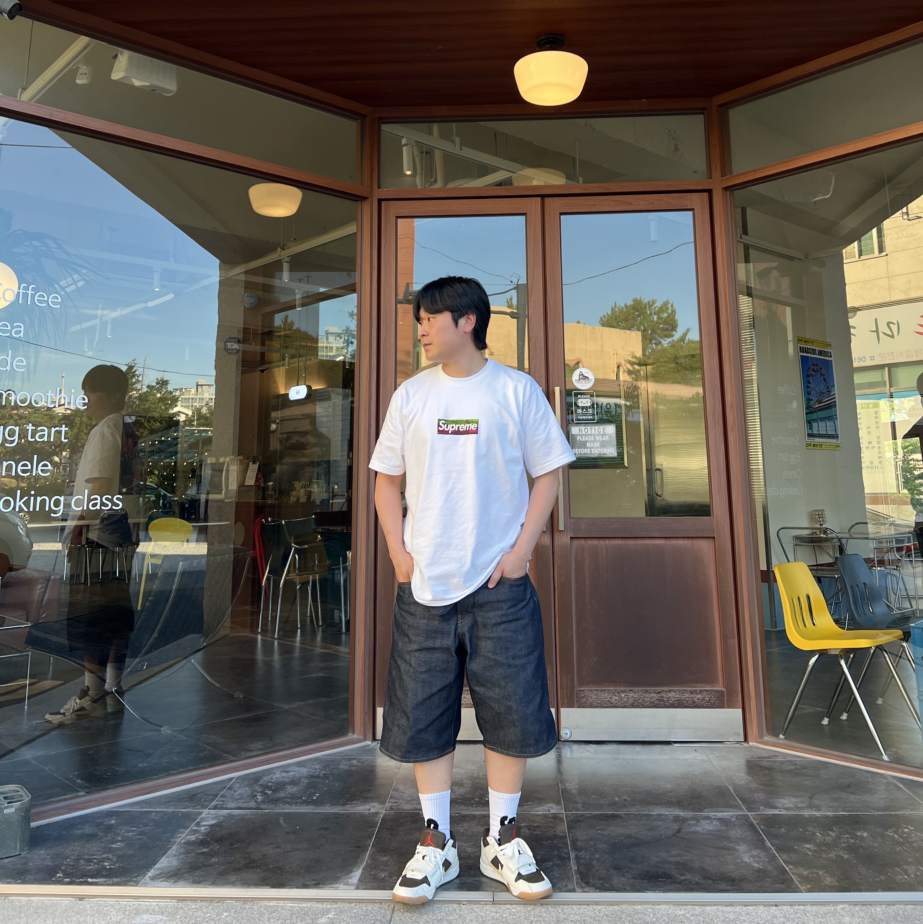 Supreme Los Angeles Fire Relief Box Logo T-Shirt White - 25SS, Supreme Rigid Baggy Selvedge Denim Short Rigid Indigo 착용 스타일 - 1