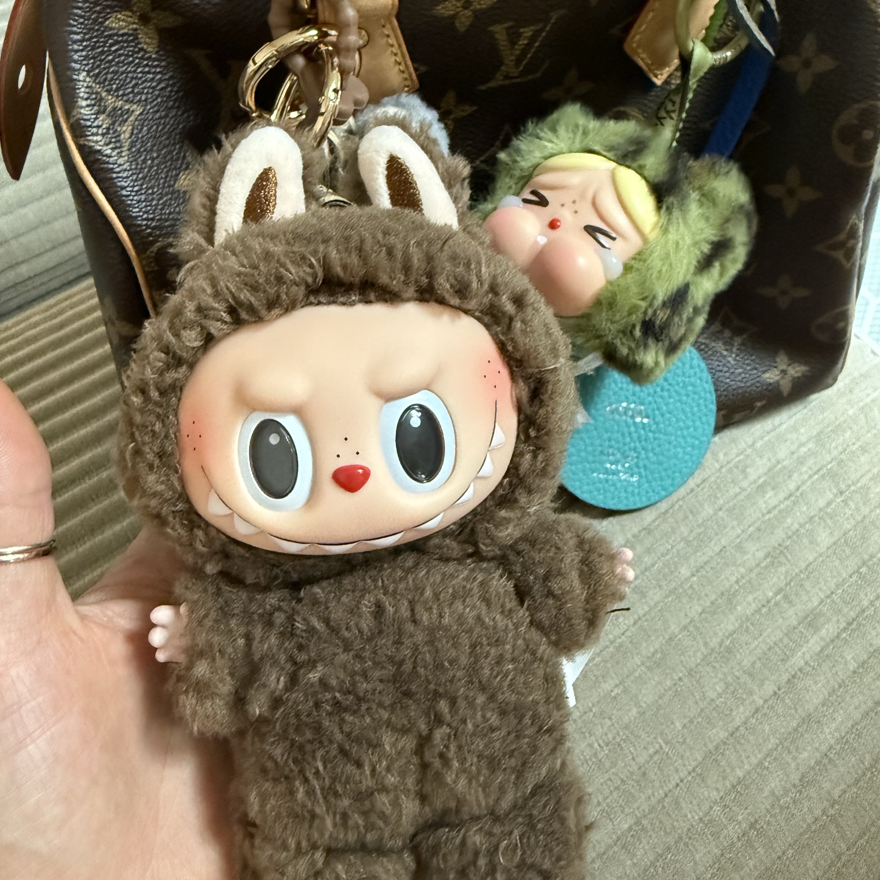 Pop Mart Labubu The Monsters Labubu Tasty Macarons Series Chestnut Cocoa Keyring (Opened Case) 착용 스타일
