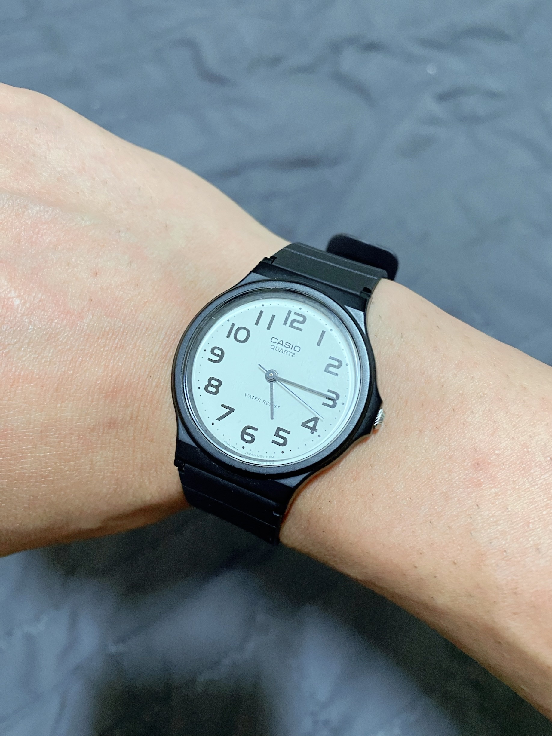 Casio MQ-24-7B2L 착용 스타일