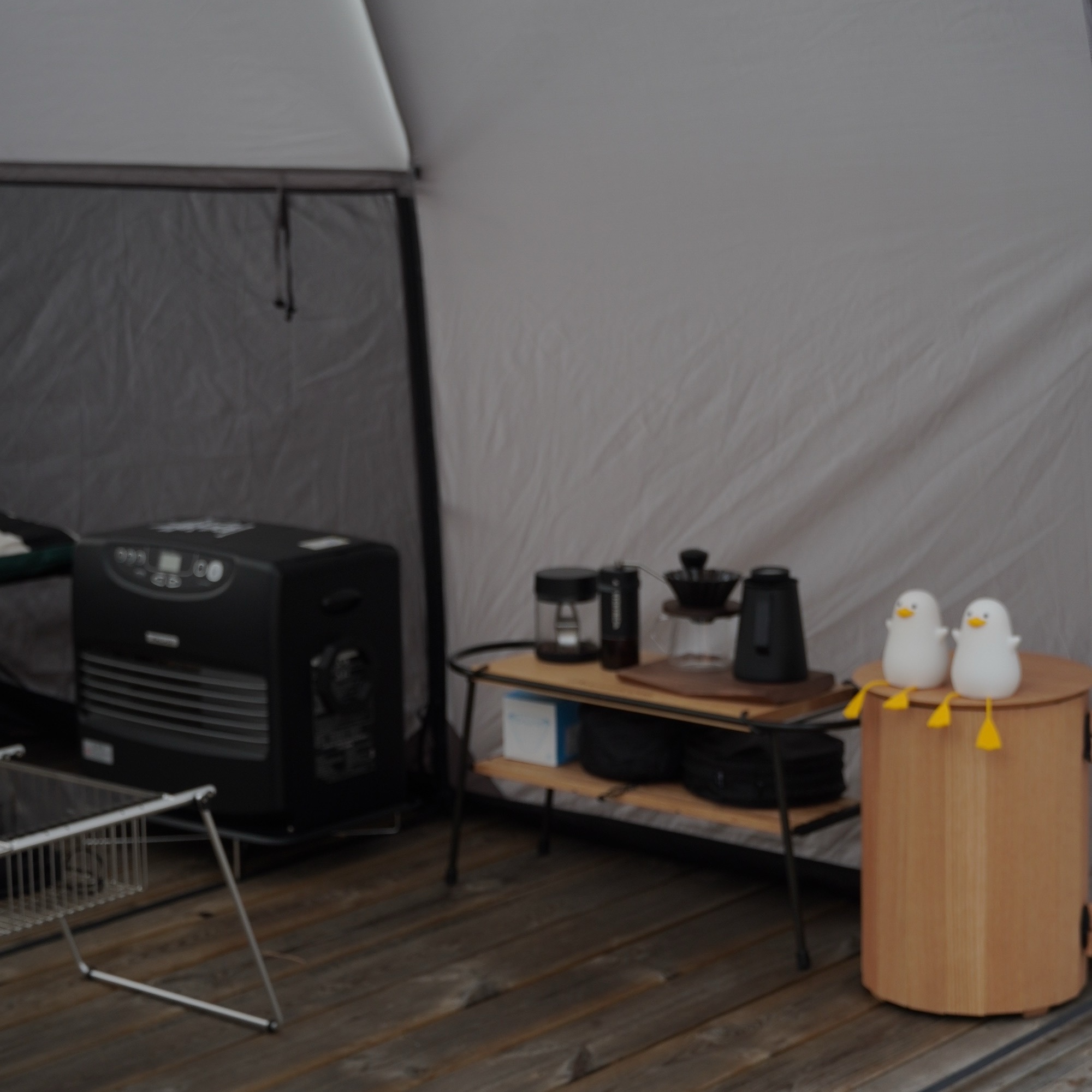 Helinox x Neighborhood Field Tunnel 4.35 Hangar Gray, New Balance x JJJJound 2002R Gore-Tex Pine 착용 스타일 - 7