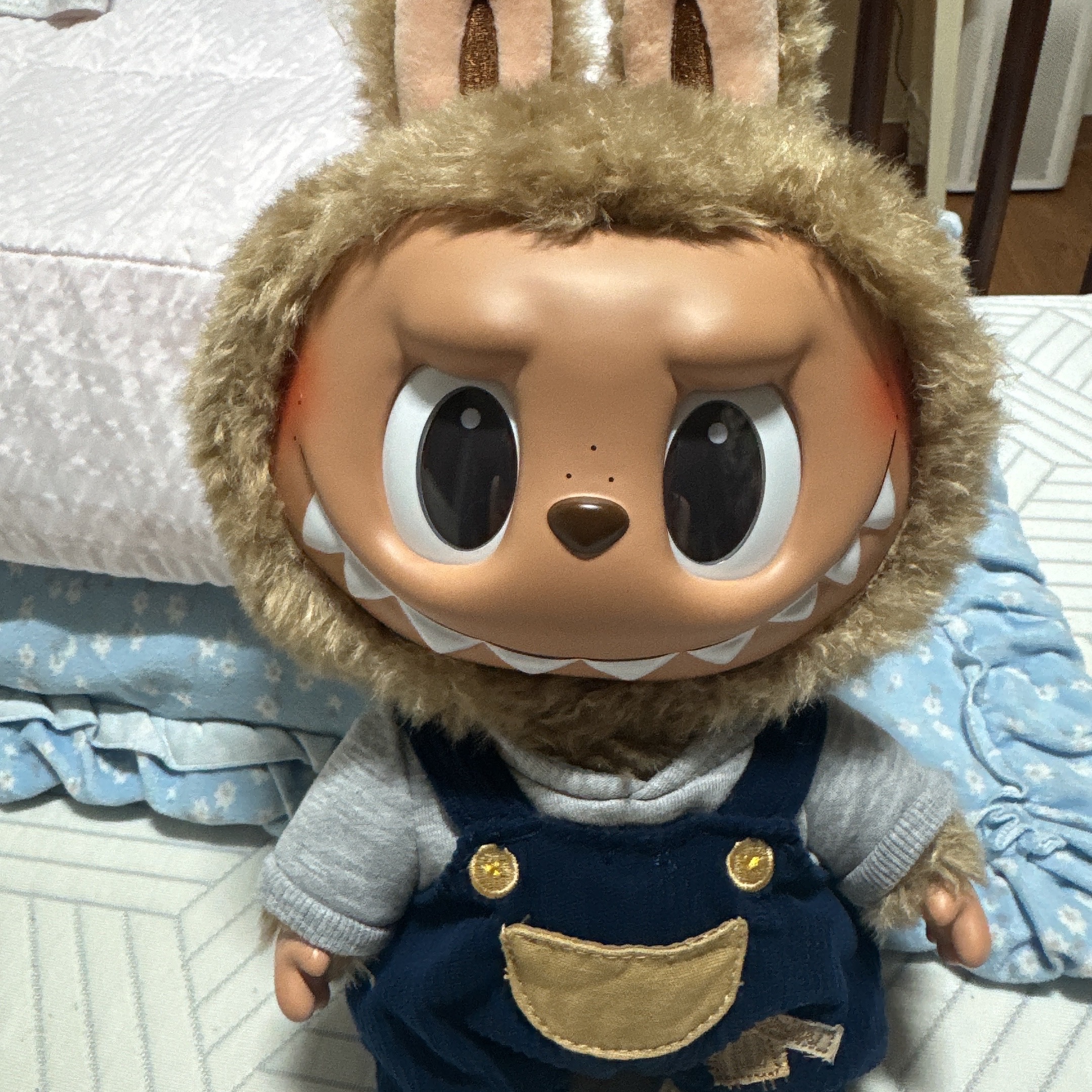 Pop Mart Labubu Time To Chill Vinyl Plush Doll 착용 스타일