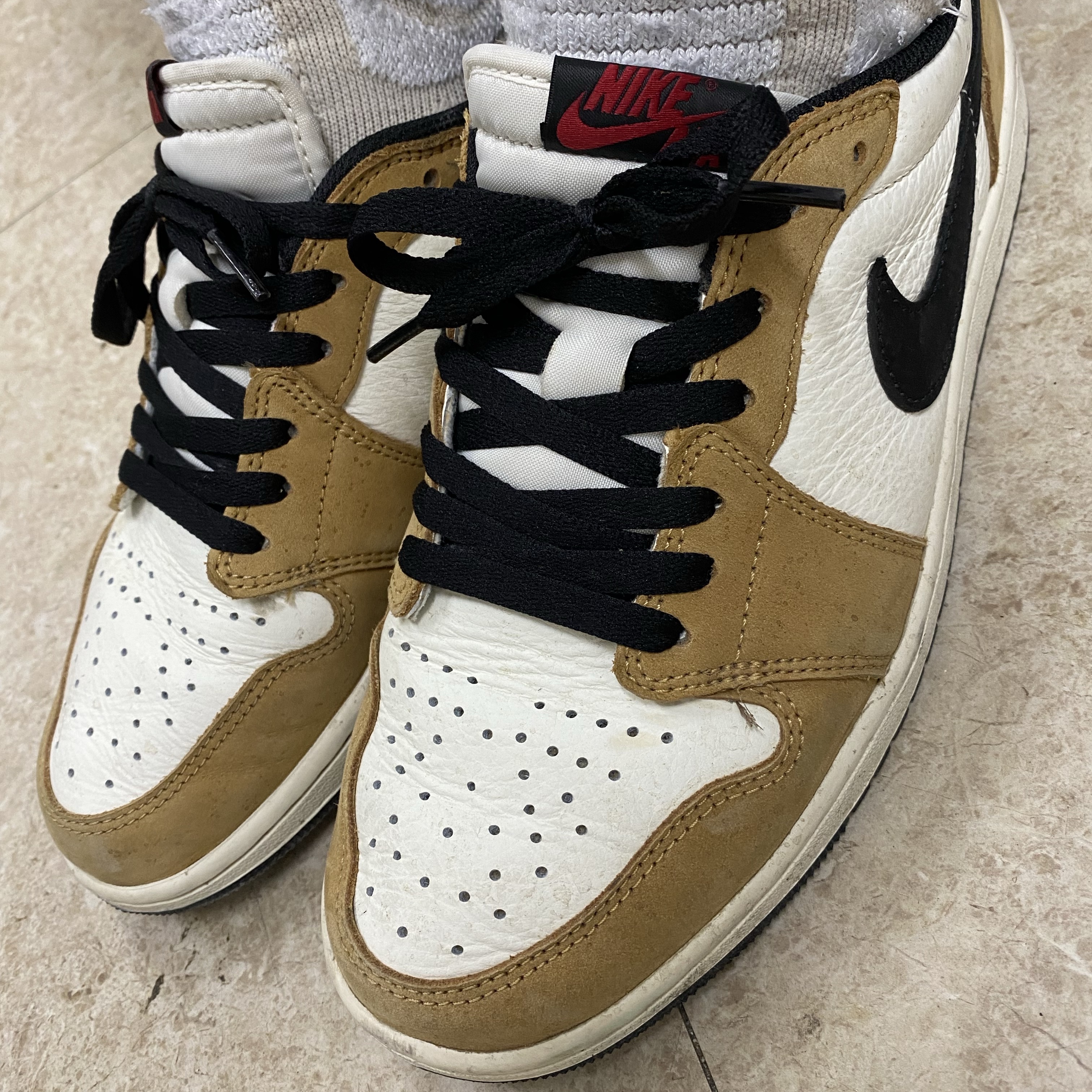 Jordan 1 Low OG Sail and Golden Harvest 착용 스타일