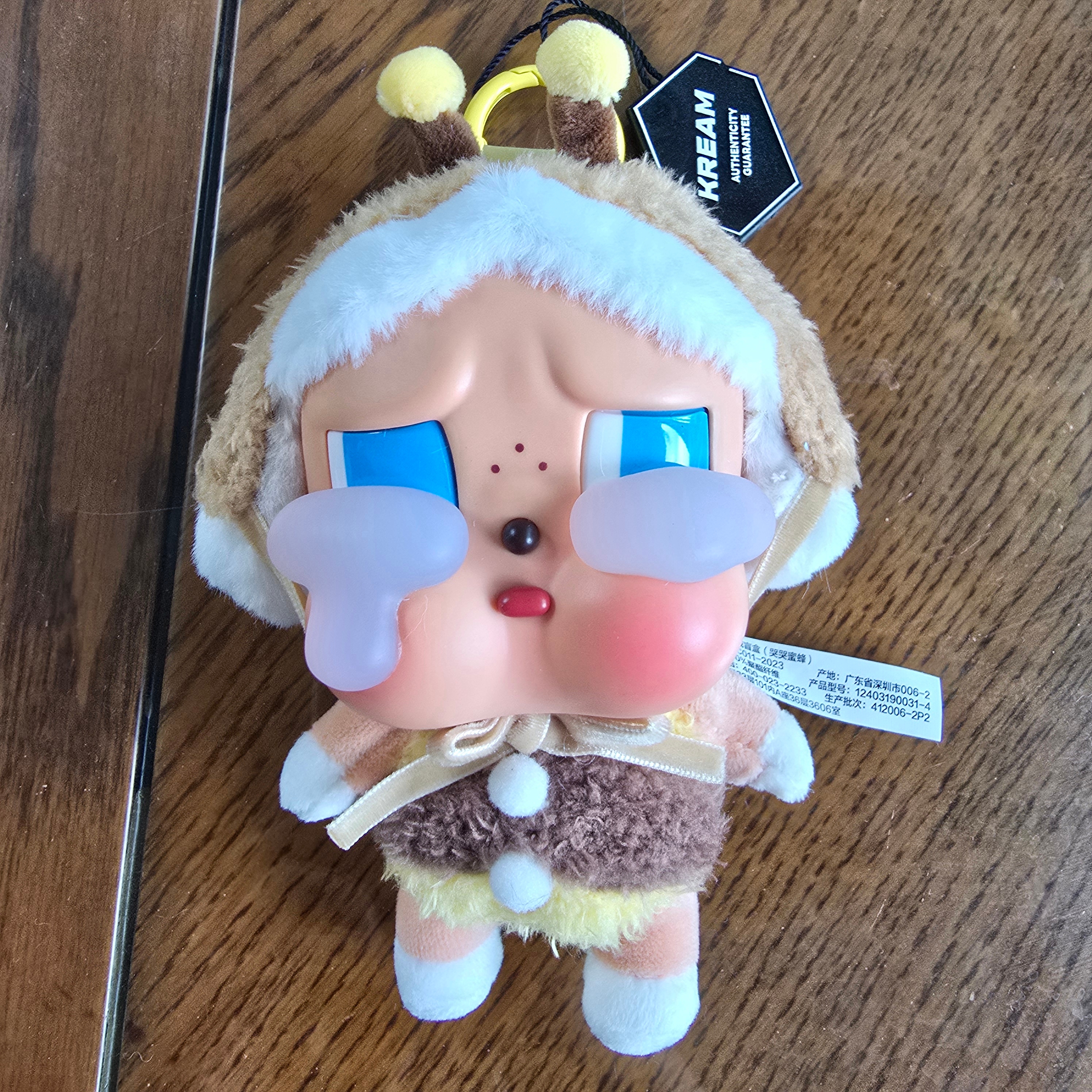 Pop Mart Crybaby Crying Again Series Plush Keyring I'll Bring You A Flower (Opened Case) 착용 스타일