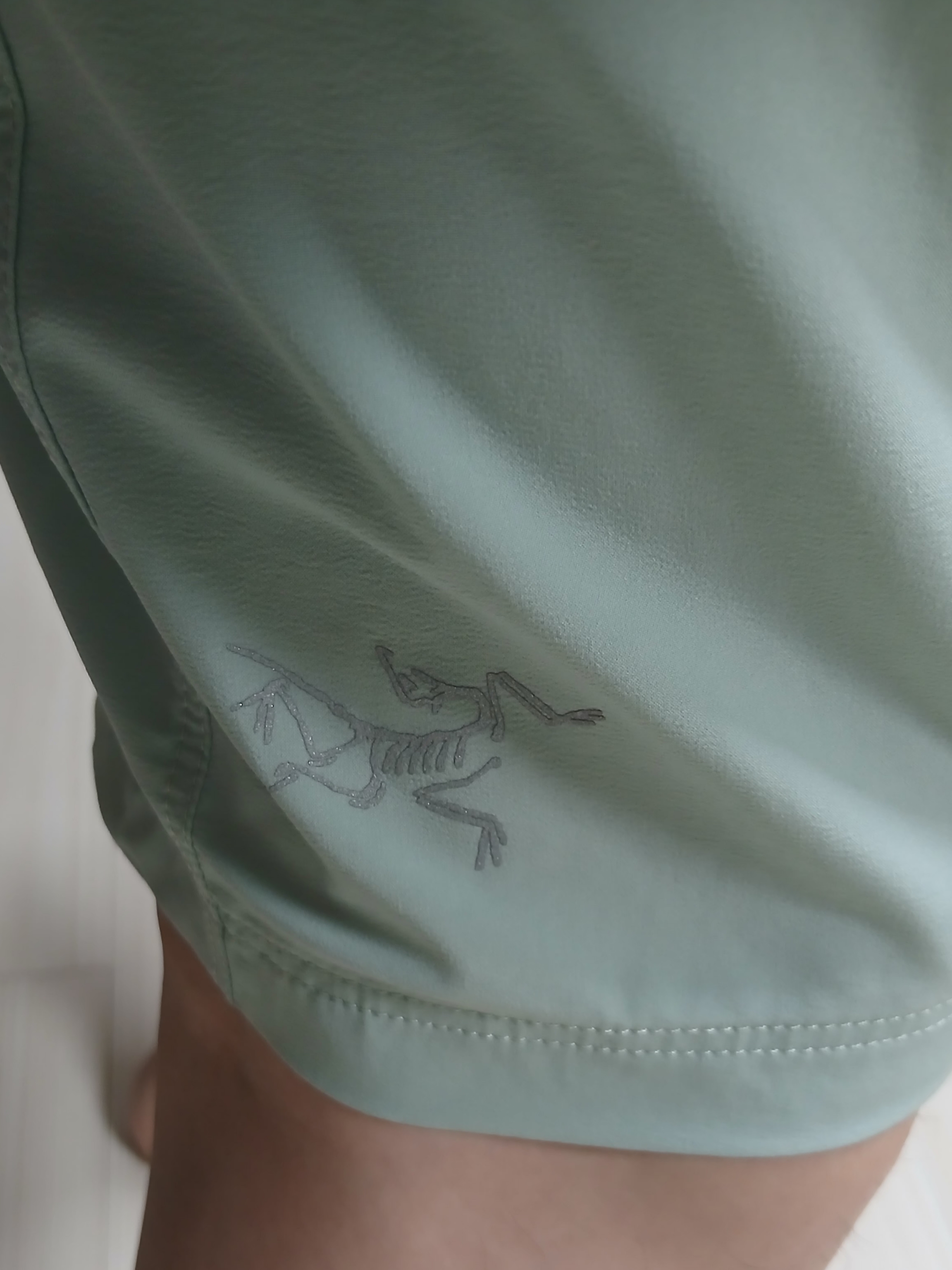 Arc'teryx Captive Arc'word SS T-Shirt White Light, Hoka Ora Athletic Slide Black White 착용 스타일 - 5