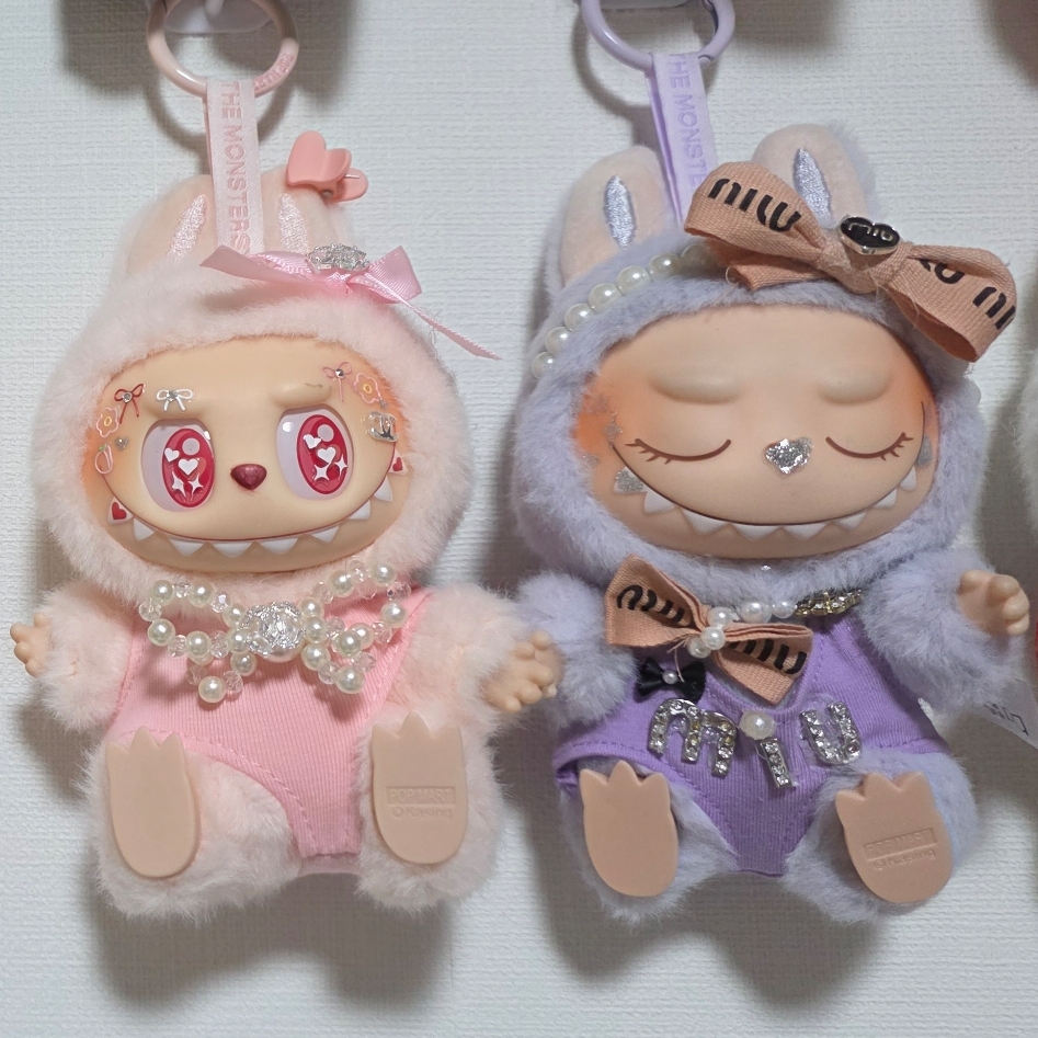 Pop Mart Labubu Let's Play Together Doll Series Sealed Case (6 Blind Boxes), Pop Mart Labubu The Monsters Labubu Tasty Macarons Series Sesame Bean Keyring (Opened Case) 착용 스타일 - 2