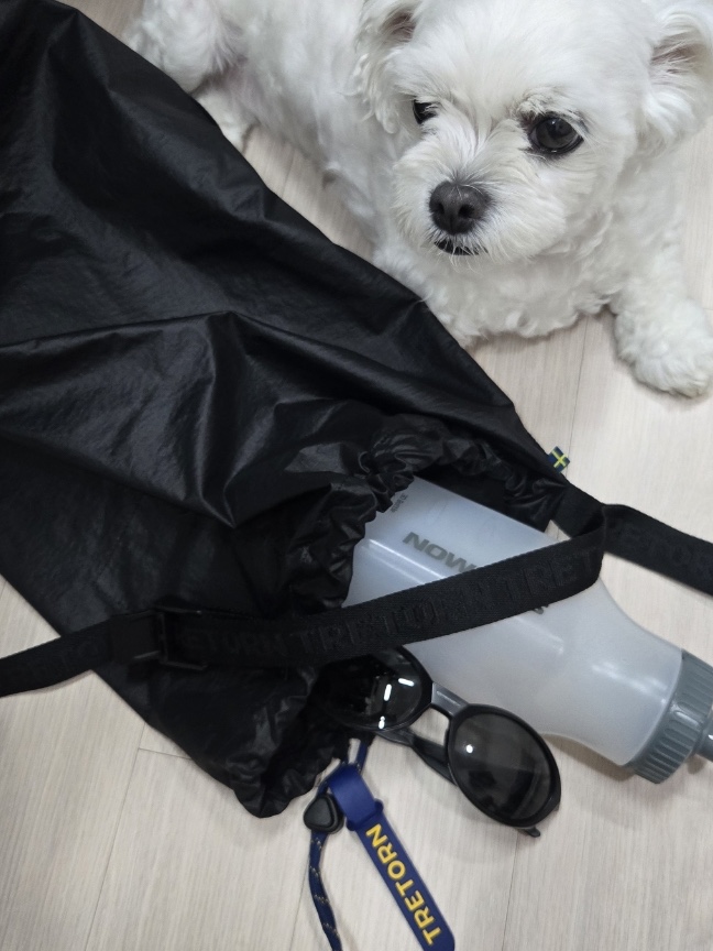 Tretorn Nylon Rip Sling Bag Black 착용 스타일 - 2