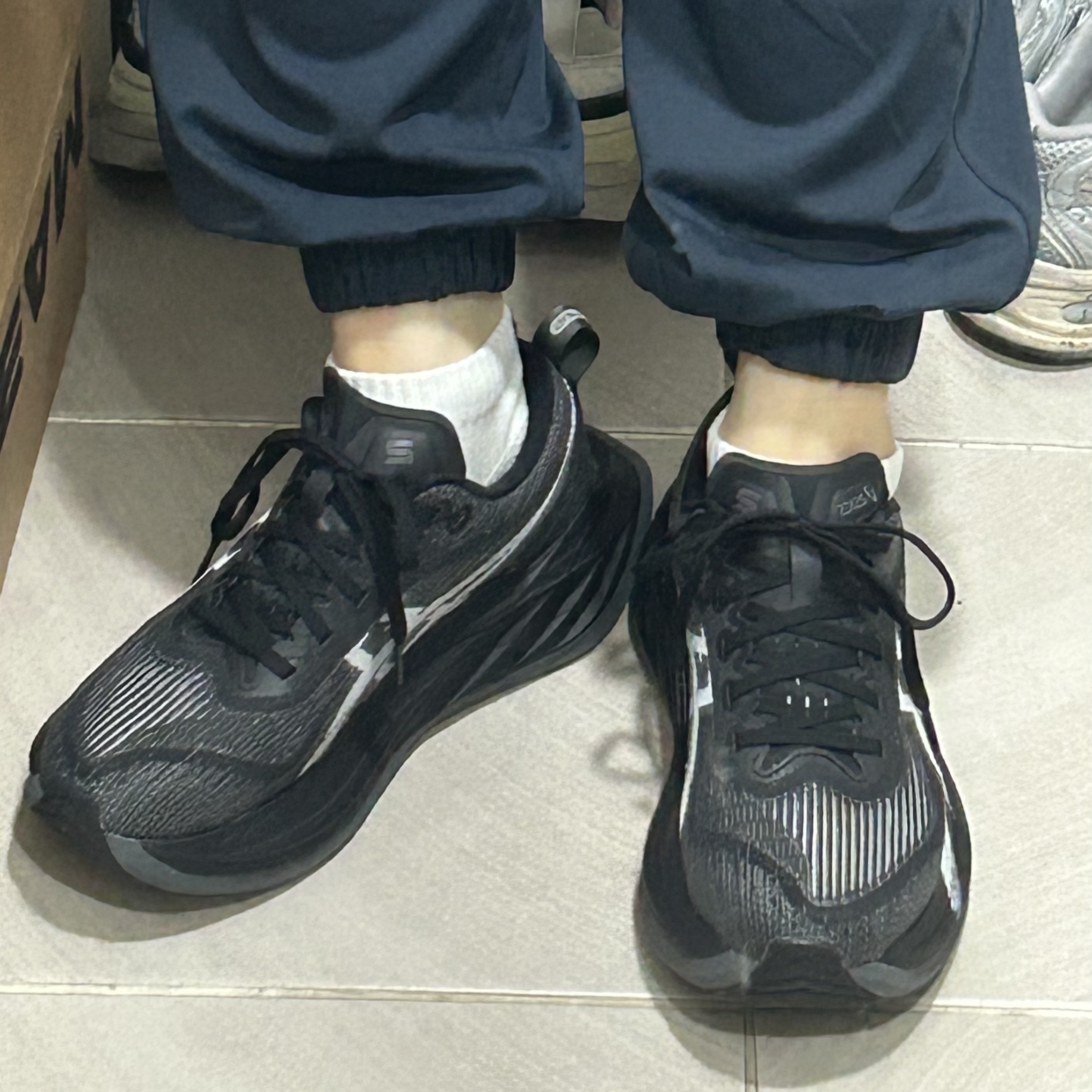 Asics Superblast 2 Black White 착용 스타일 - 1