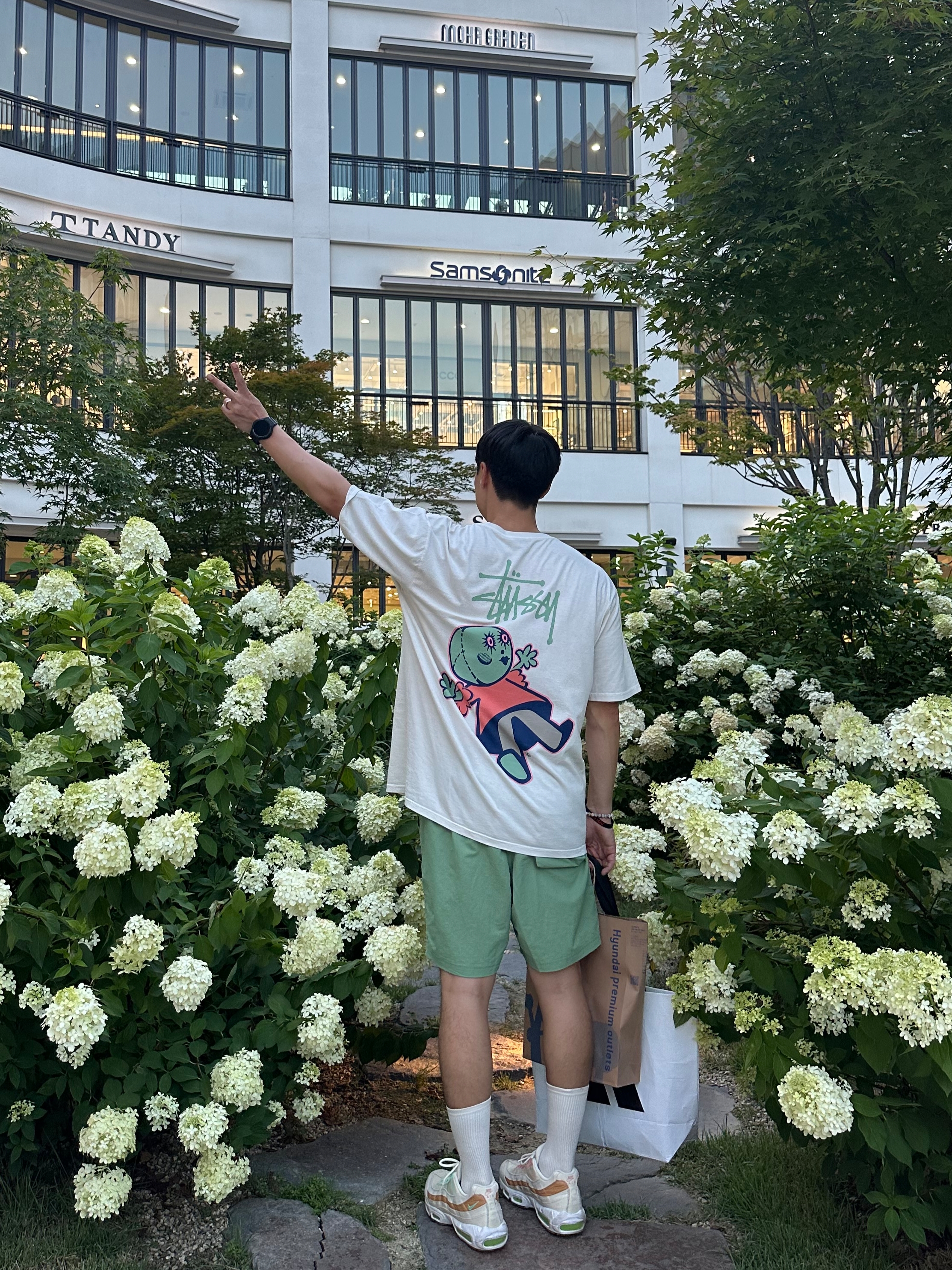 Stussy Dollie Pigment Dyed T-Shirt Natural, Klattermusen Algir Small Accessory Bag Raven 착용 스타일 - 2