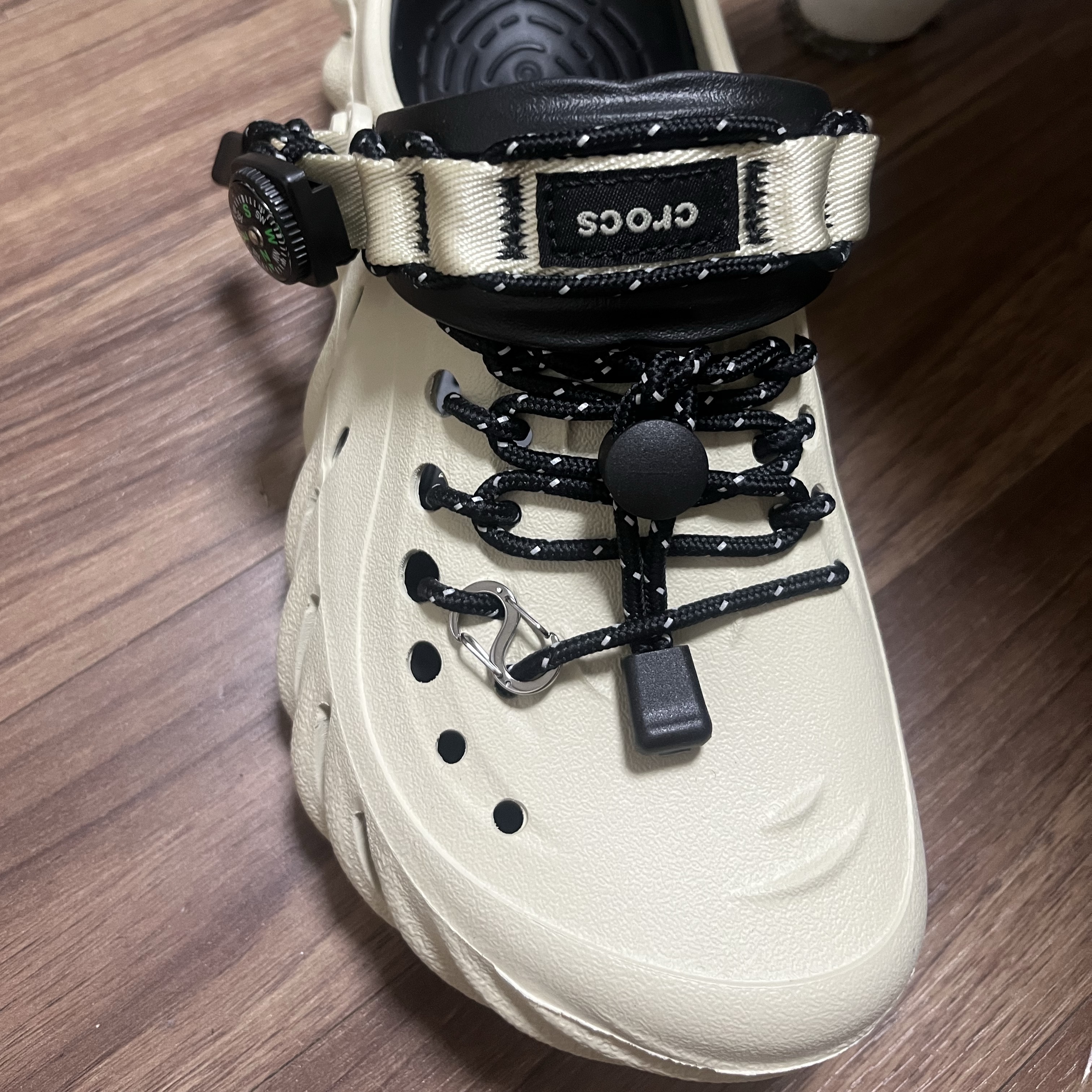 Crocs Echo Clog Bone Black 착용 스타일