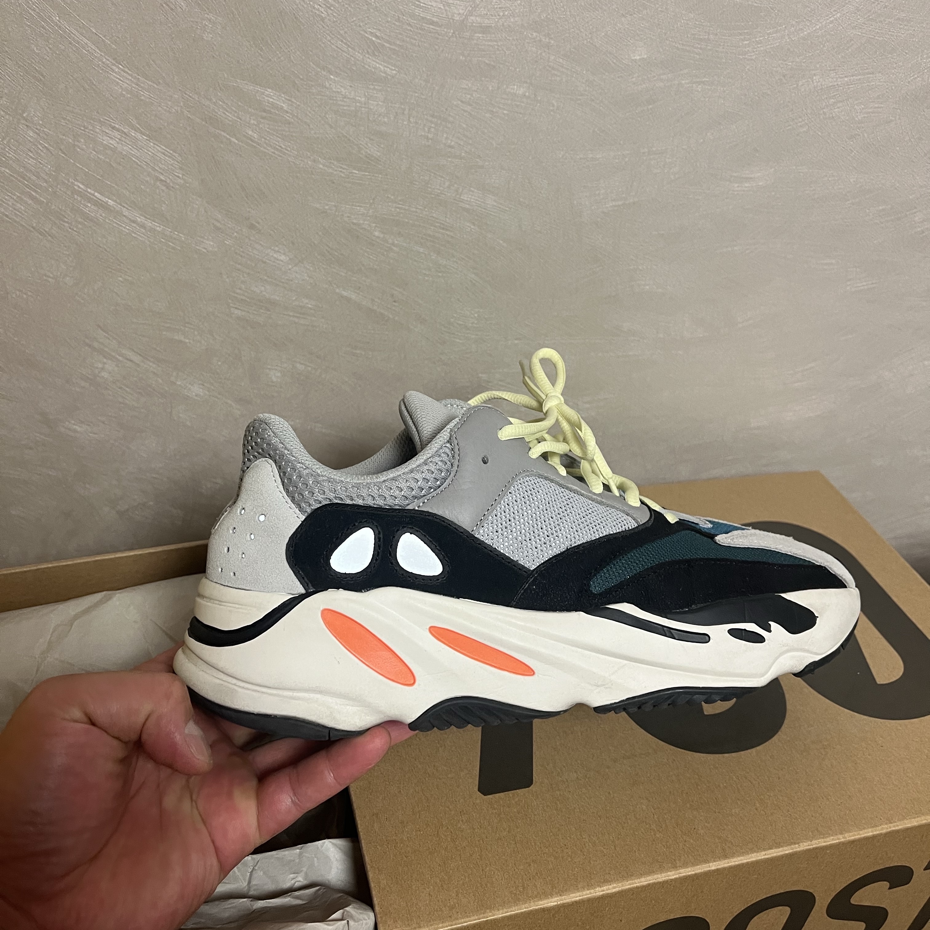 Adidas Yeezy Boost 700 Wave Runner Solid Grey 2017/2019 착용 스타일