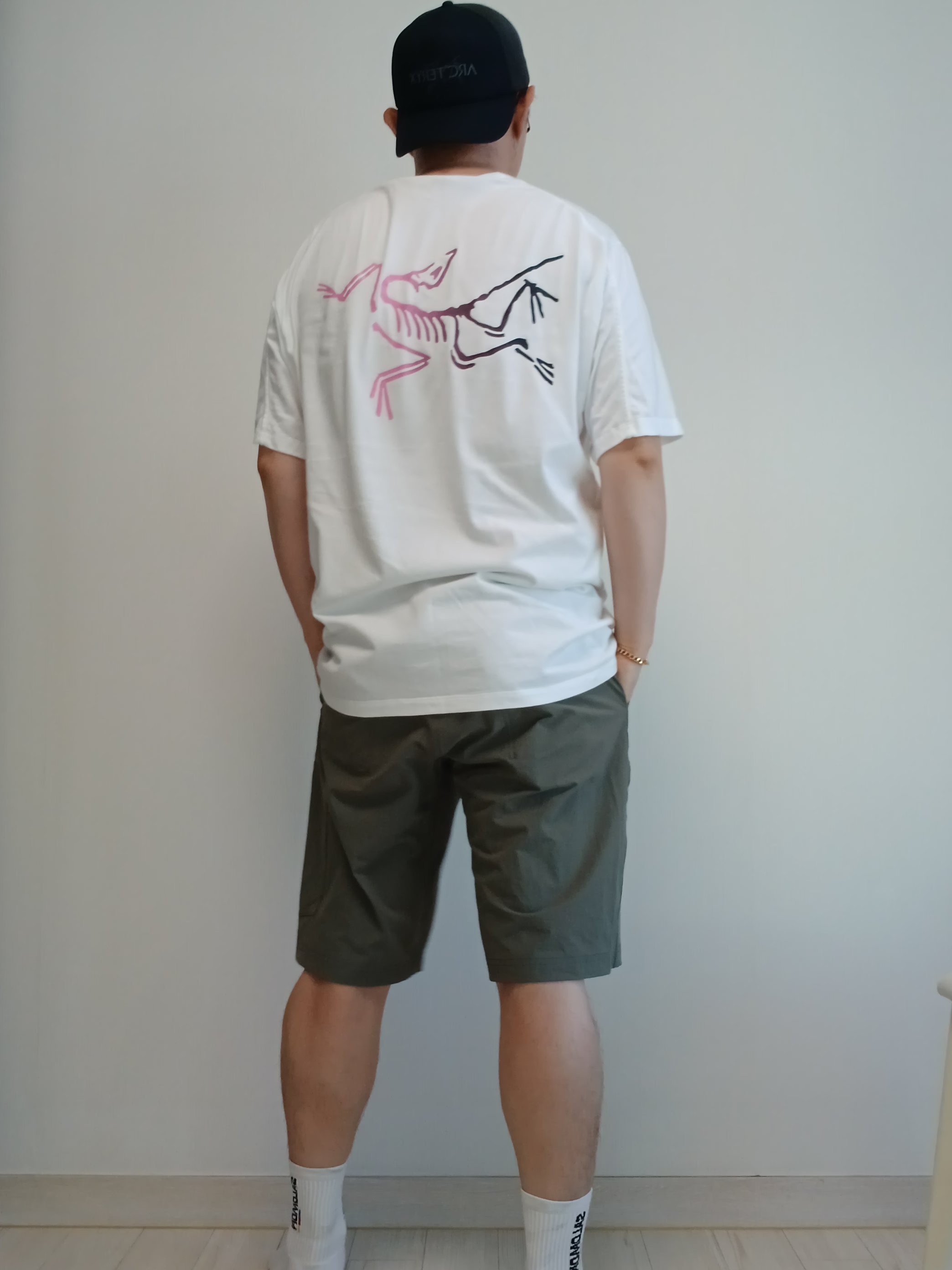 Arc'teryx Kragg Cotton Logo SS T-Shirt White Light Soul, Arc'teryx Cronin Shorts 11 Inch Black 착용 스타일 - 4