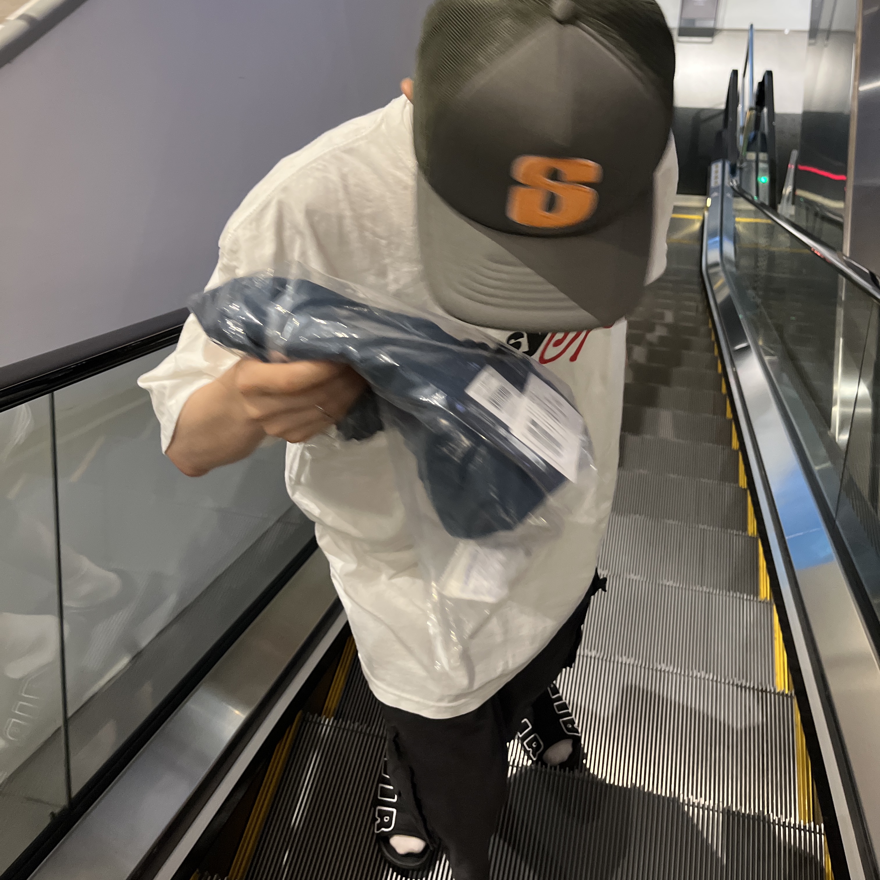 Stussy Sport Script T-Shirt White, Stussy Big S Trucker Snapback Olive 착용 스타일
