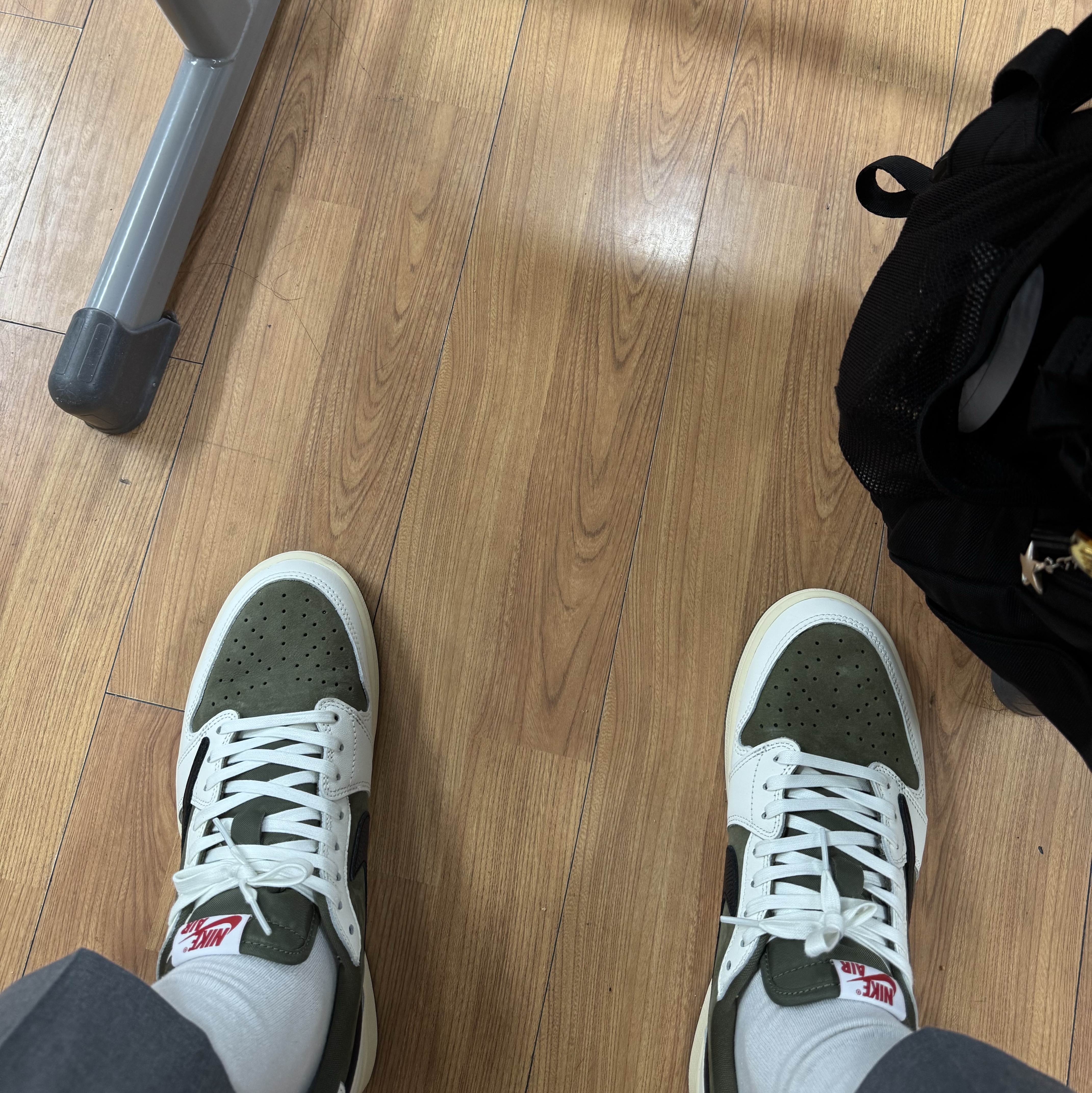 Jordan 1 x Travis Scott Retro Low OG SP Reverse Olive 착용 스타일