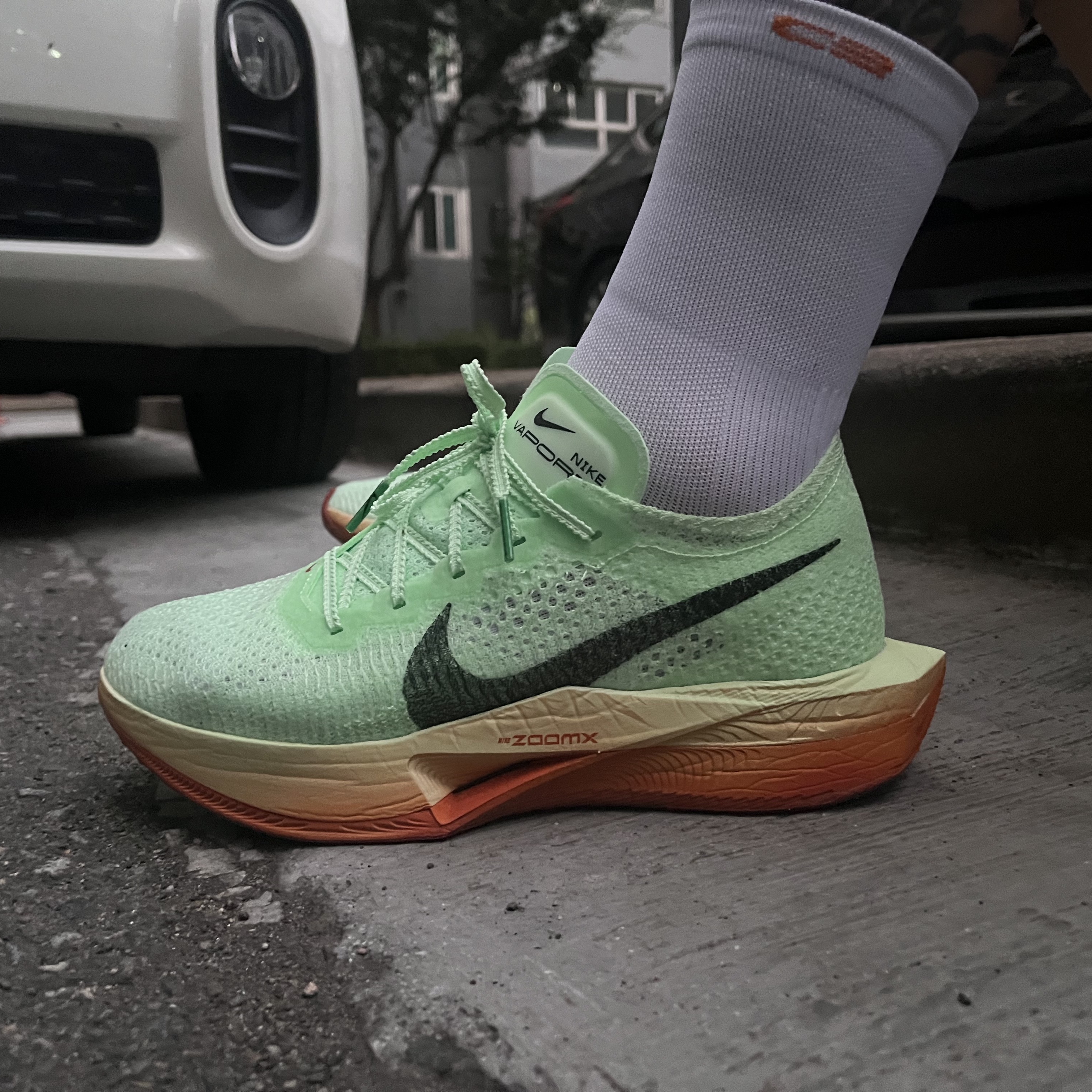 Nike ZoomX Vaporfly Next% 3 Vapor Green Dragon Red 착용 스타일