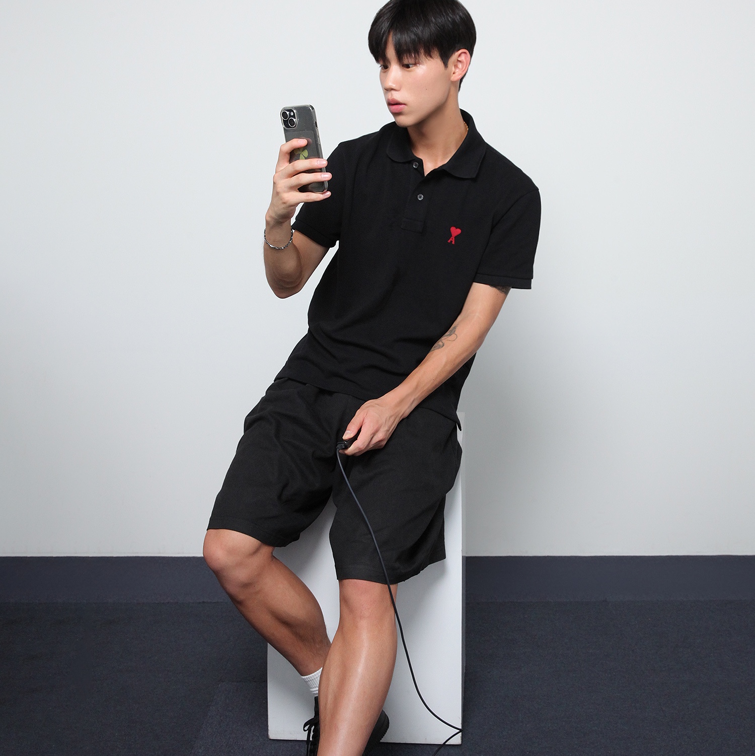 AMI de Coeur Polo Shirt Black 착용 스타일