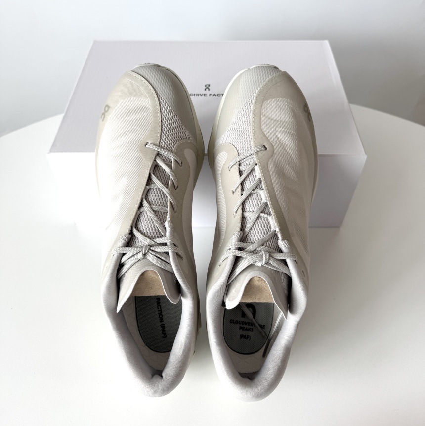 (W) On Running x Post Archive Faction (Paf) Cloudventure Peak Ice Moon, Hoka Mafate Speed 4 Lite Truffle Salt Vintage Yellow 착용 스타일 - 2