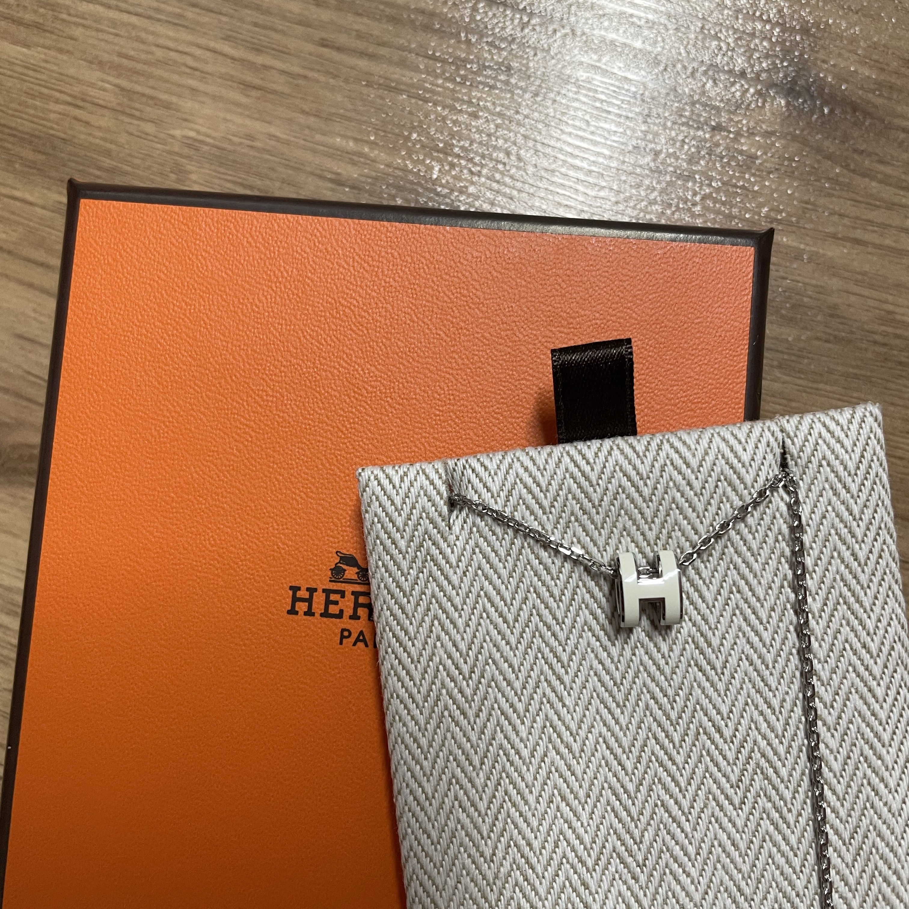 (W) Hermes Mini Pop H Pendant Palladium & Blanc 착용 스타일 - 3