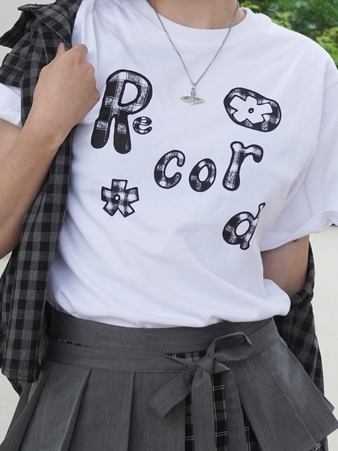 SLOW RECORD HOUSE Typo Play Record T-Shirt Gray 착용 스타일 - 7