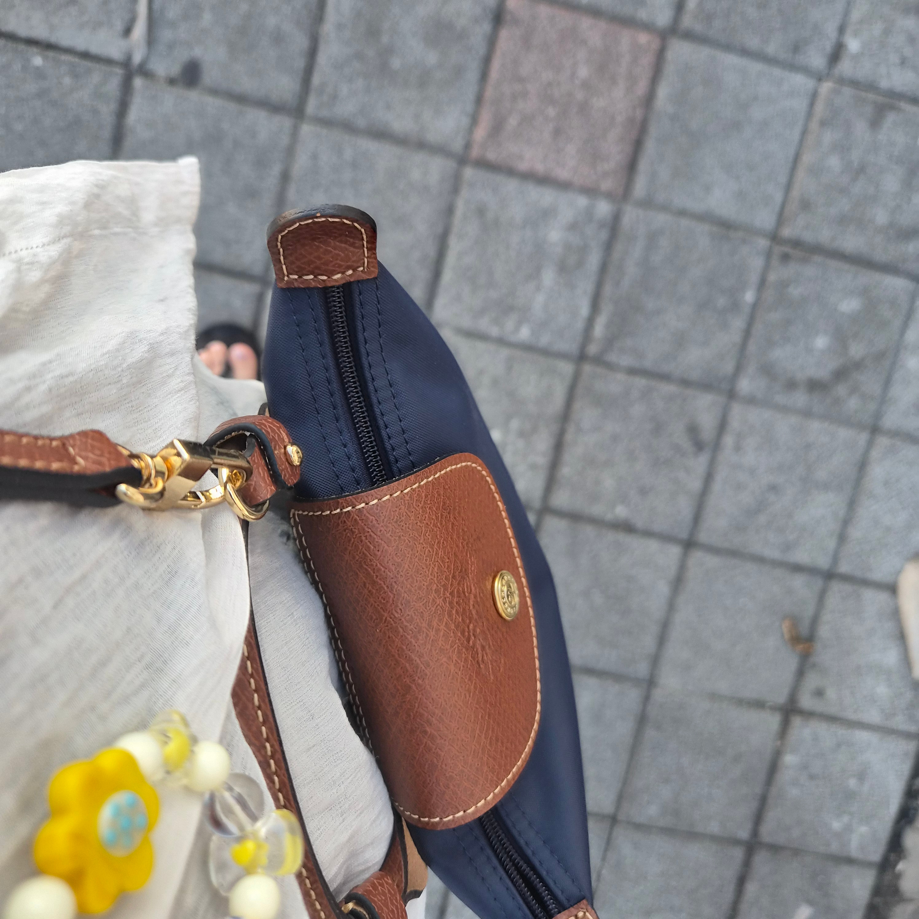 Longchamp Le Pliage Original Handle Pouch Blue Navy 착용 스타일