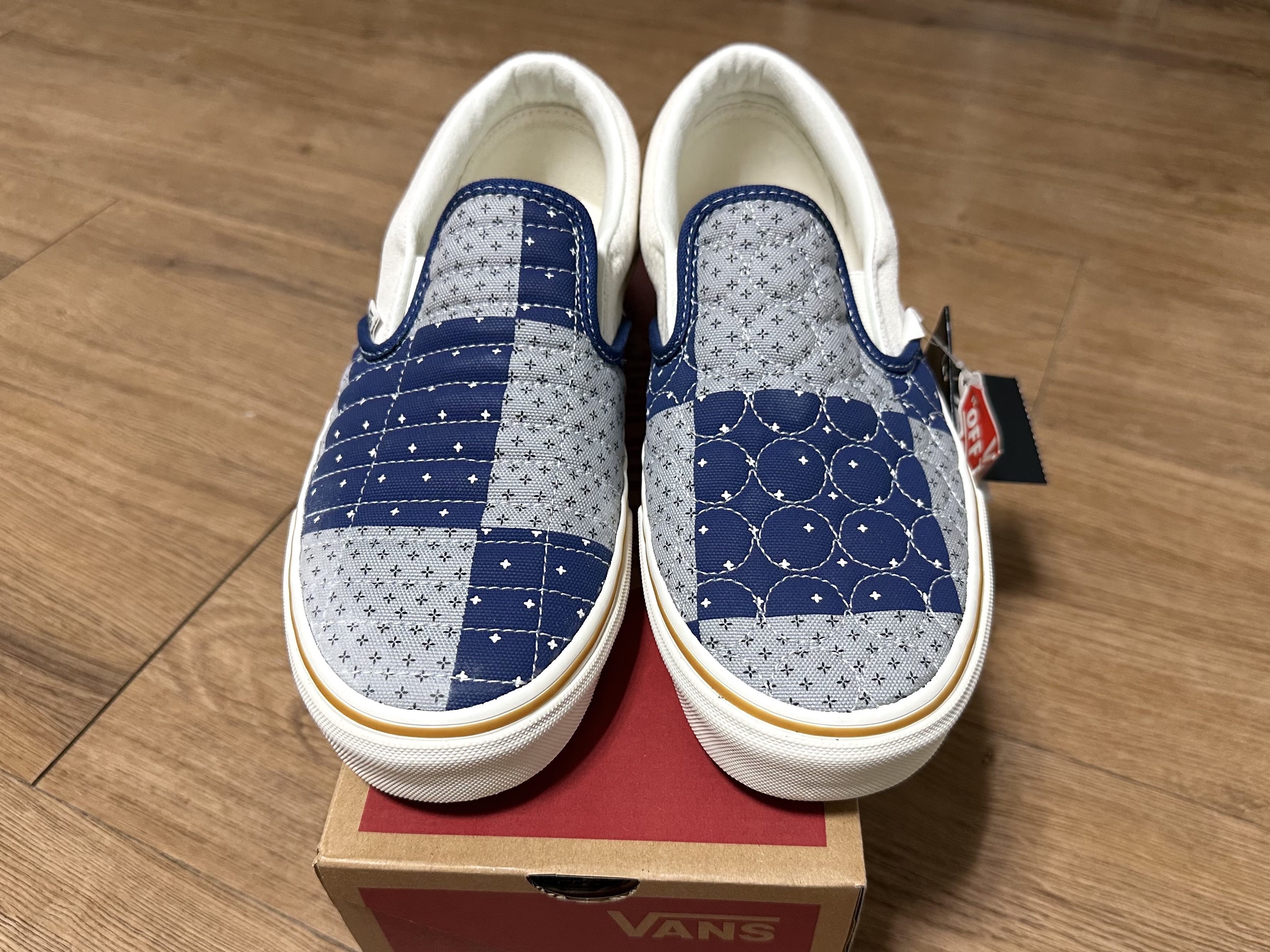 Vans Classic Slip-On Quilted Bandana Multi Marshmallow 착용 스타일 - 2