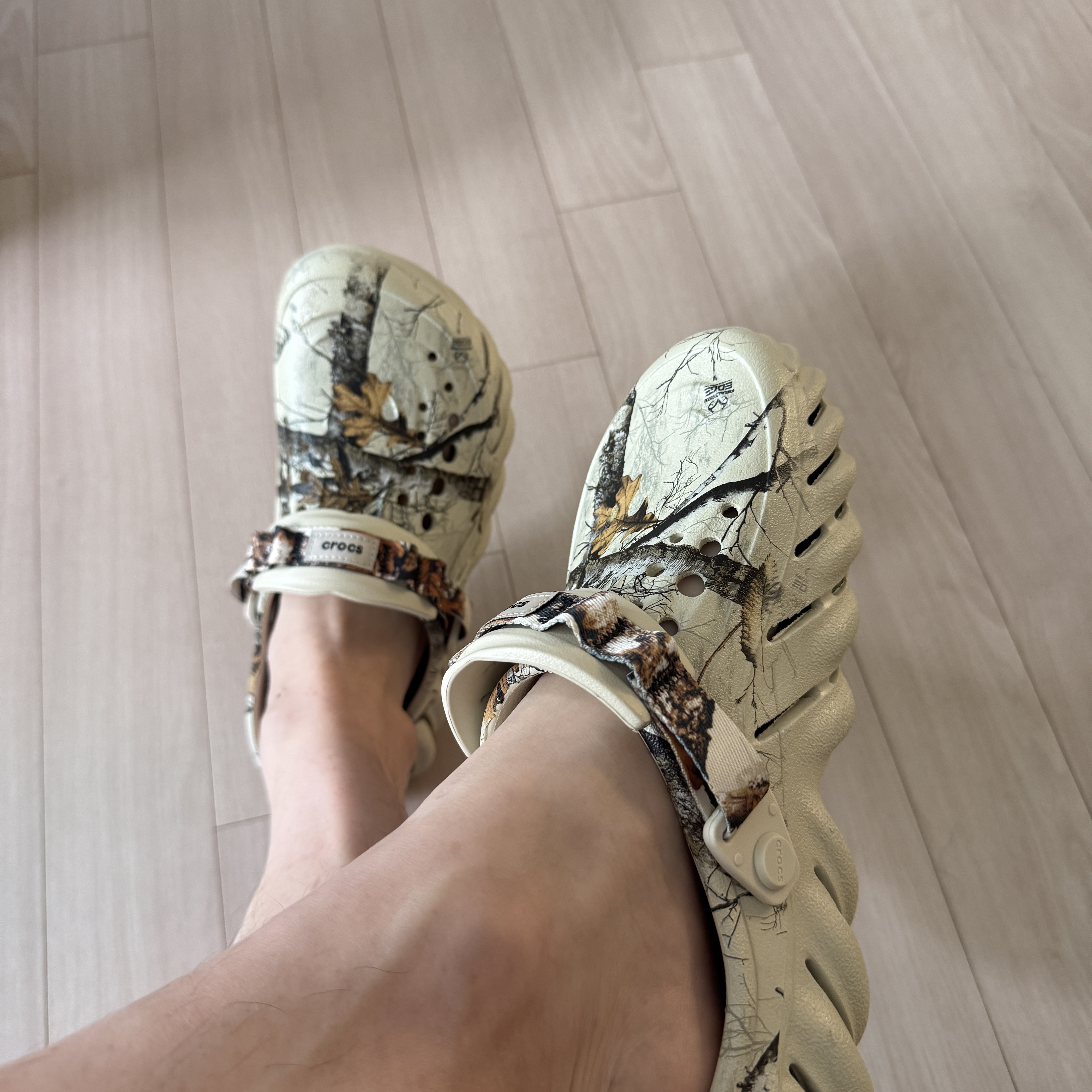 Crocs Echo Clog Real Tree Bone 착용 스타일 - 2