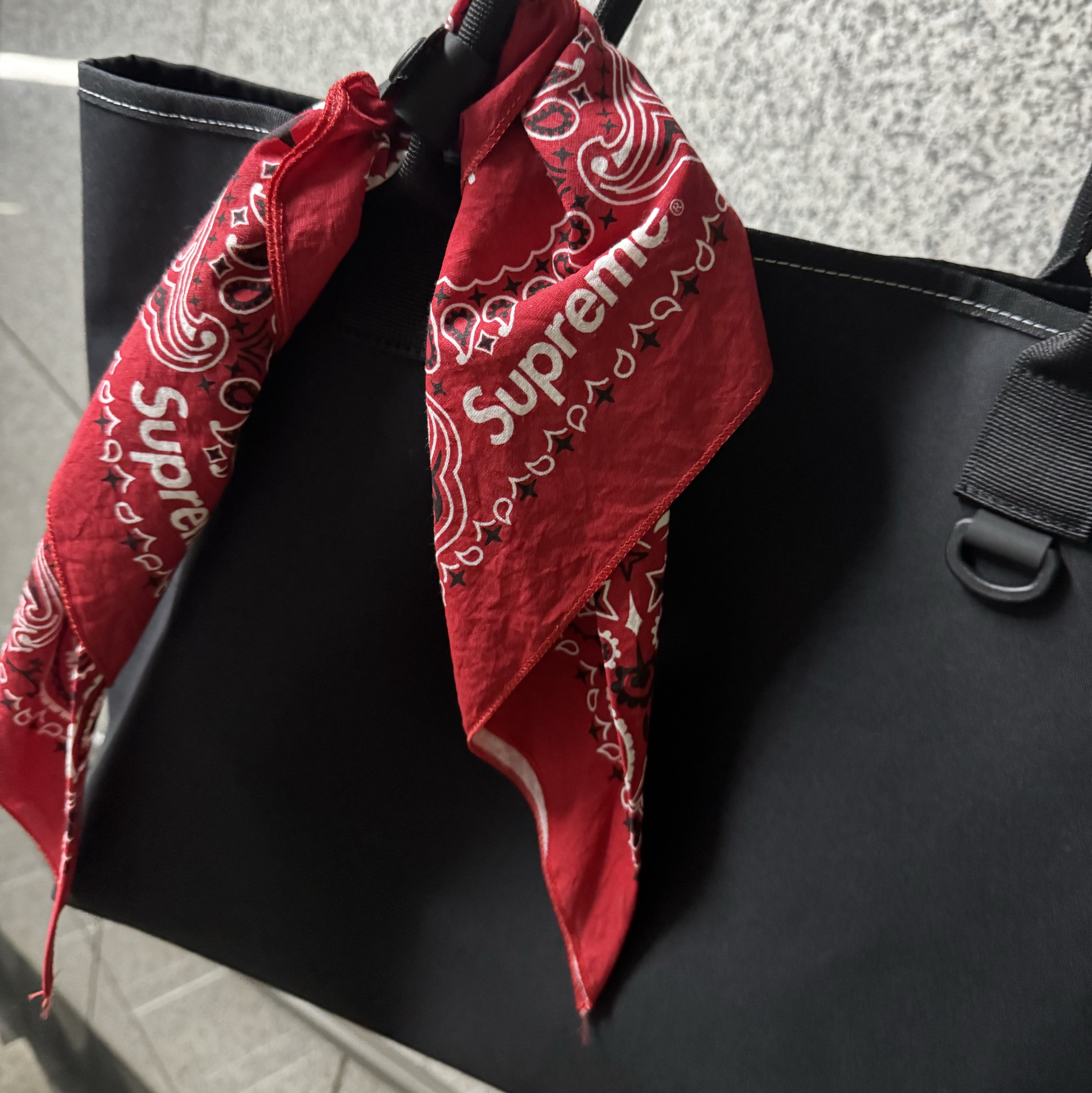 Supreme Hav-A-Hank Bandanas Multicolor (Set of 3) - 24SS 착용 스타일