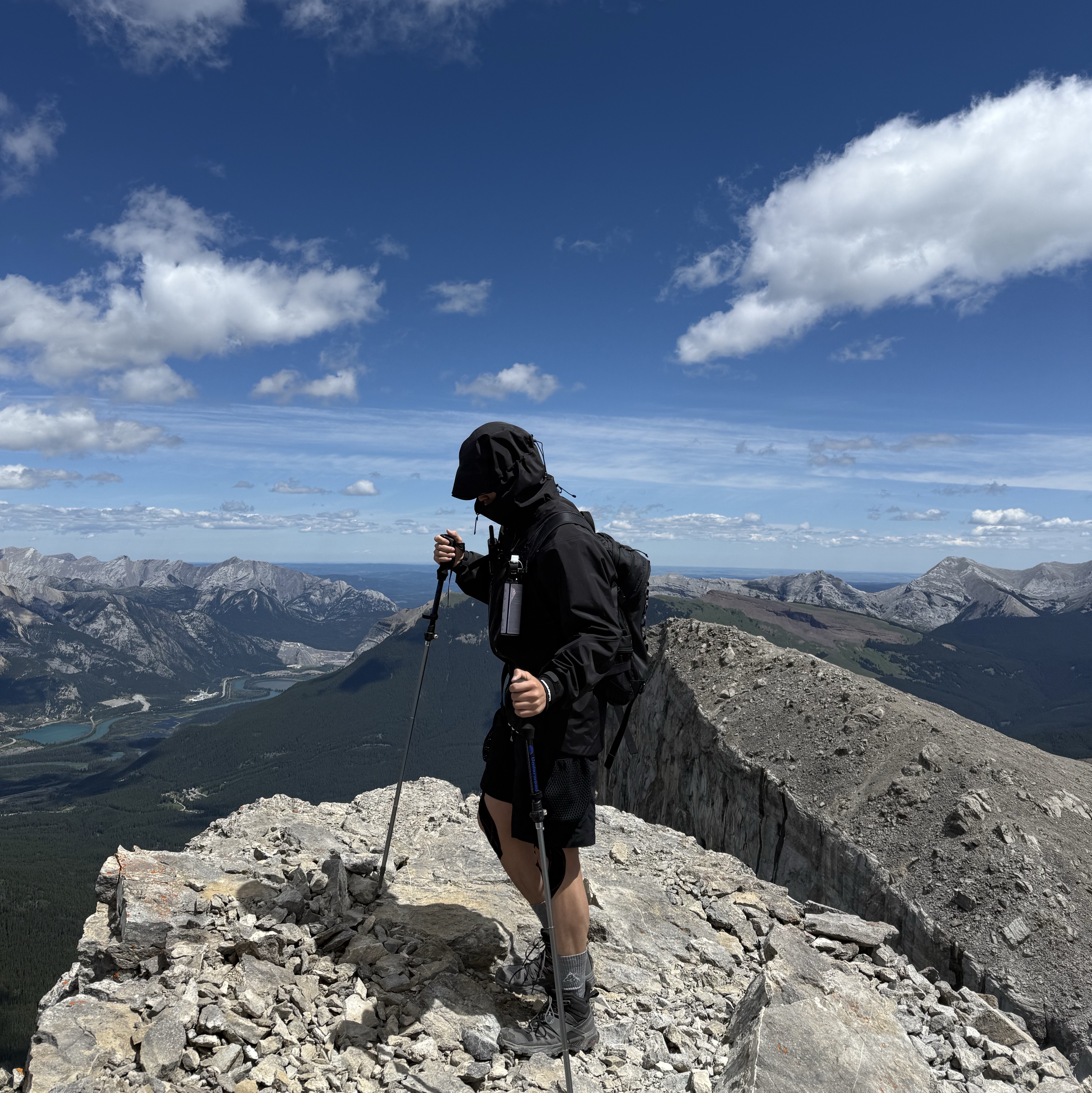 Arc'teryx Alpha SV Jacket Black, Nike ACG Snowgrass Cargo Shorts Black - US/EU 착용 스타일