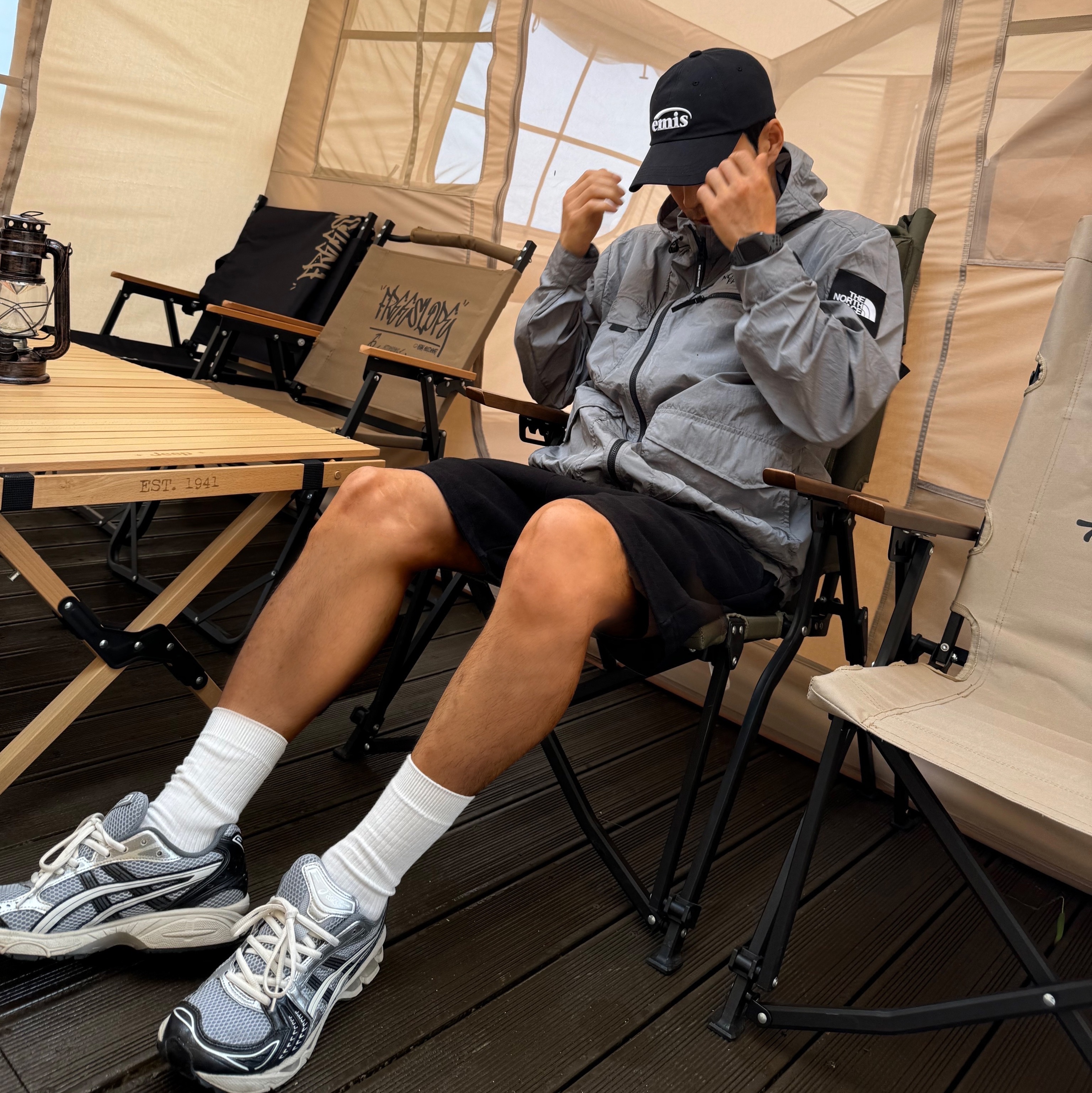 Emis New Logo Emis Cap Black, The North Face White Label Sheldon Cargo Jacket Dark Gray 착용 스타일
