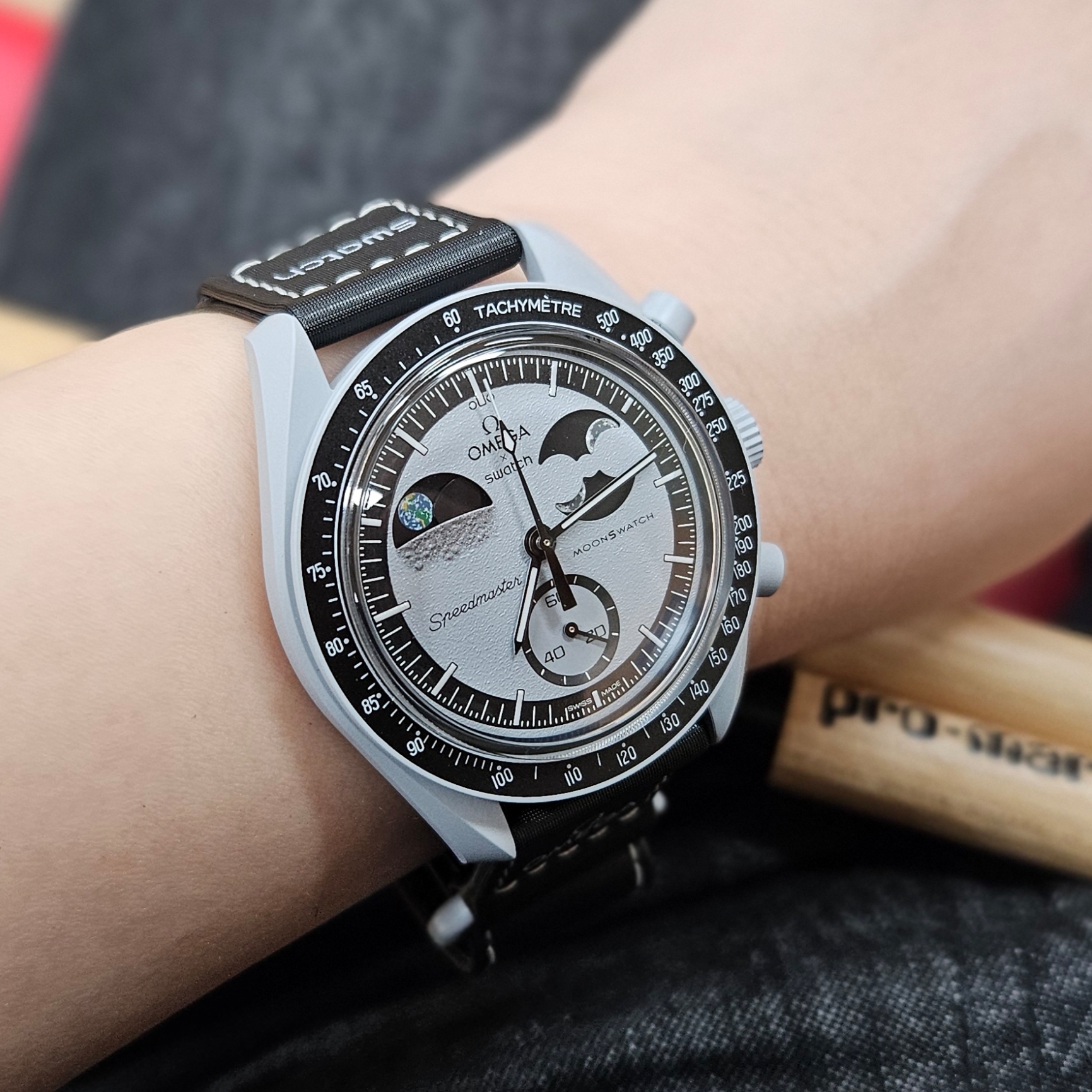 Swatch x Omega Bioceramic MoonSwatch Mission To Earthphase 착용 스타일