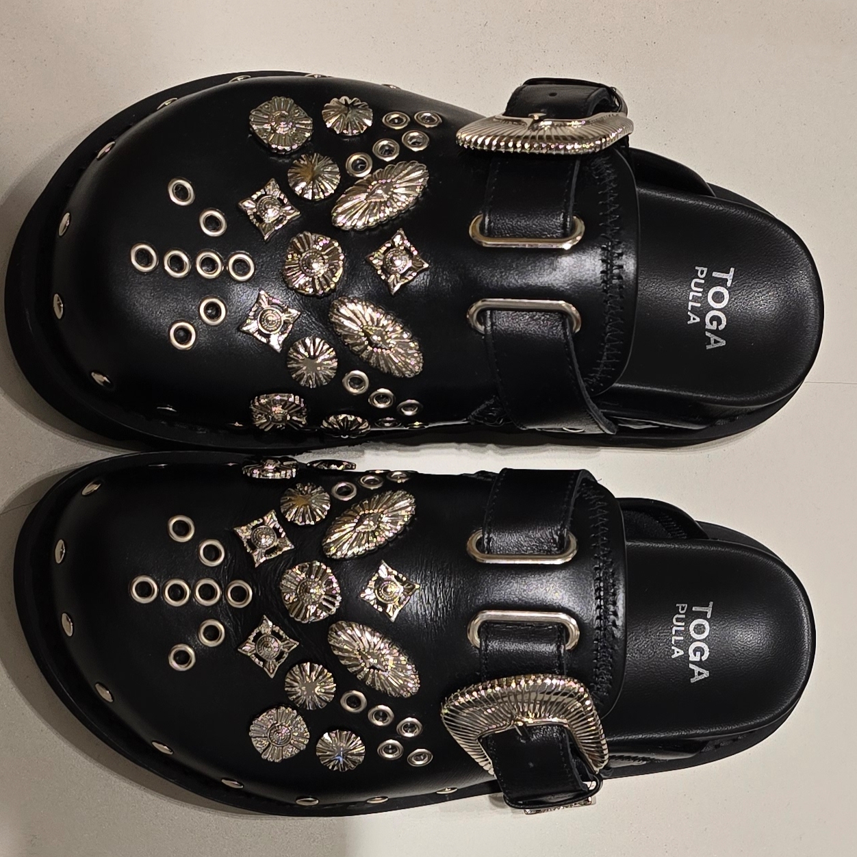 Toga Pulla AJ1058 Leather Black - 25SS 착용 스타일