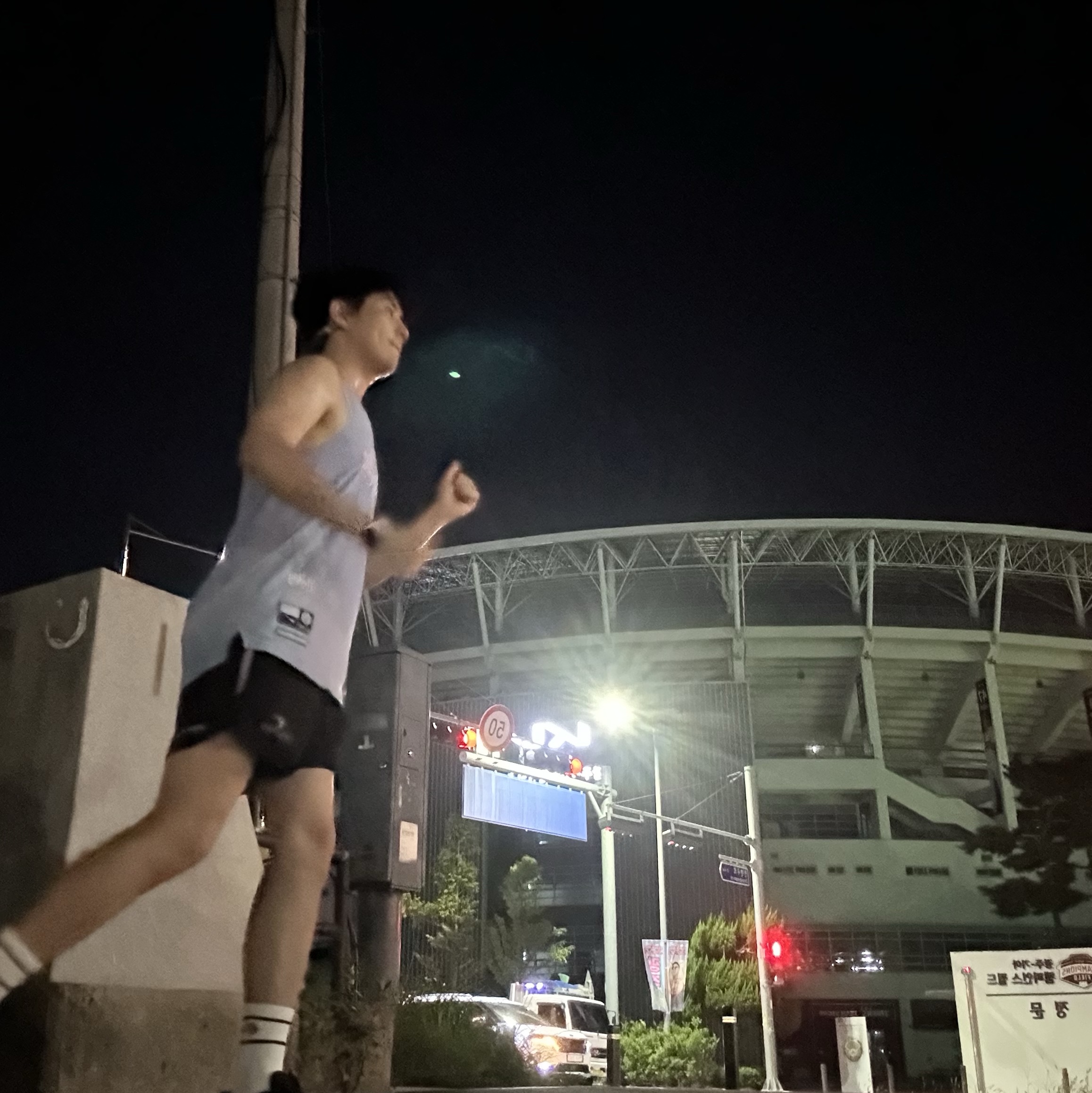 Nike x Drake Nocta Basketball Lightweight Jersey Cobalt Bliss (DV3649-481), (W) Nike ReactX Infinity Run 4 Black Anthracite 착용 스타일 - 3