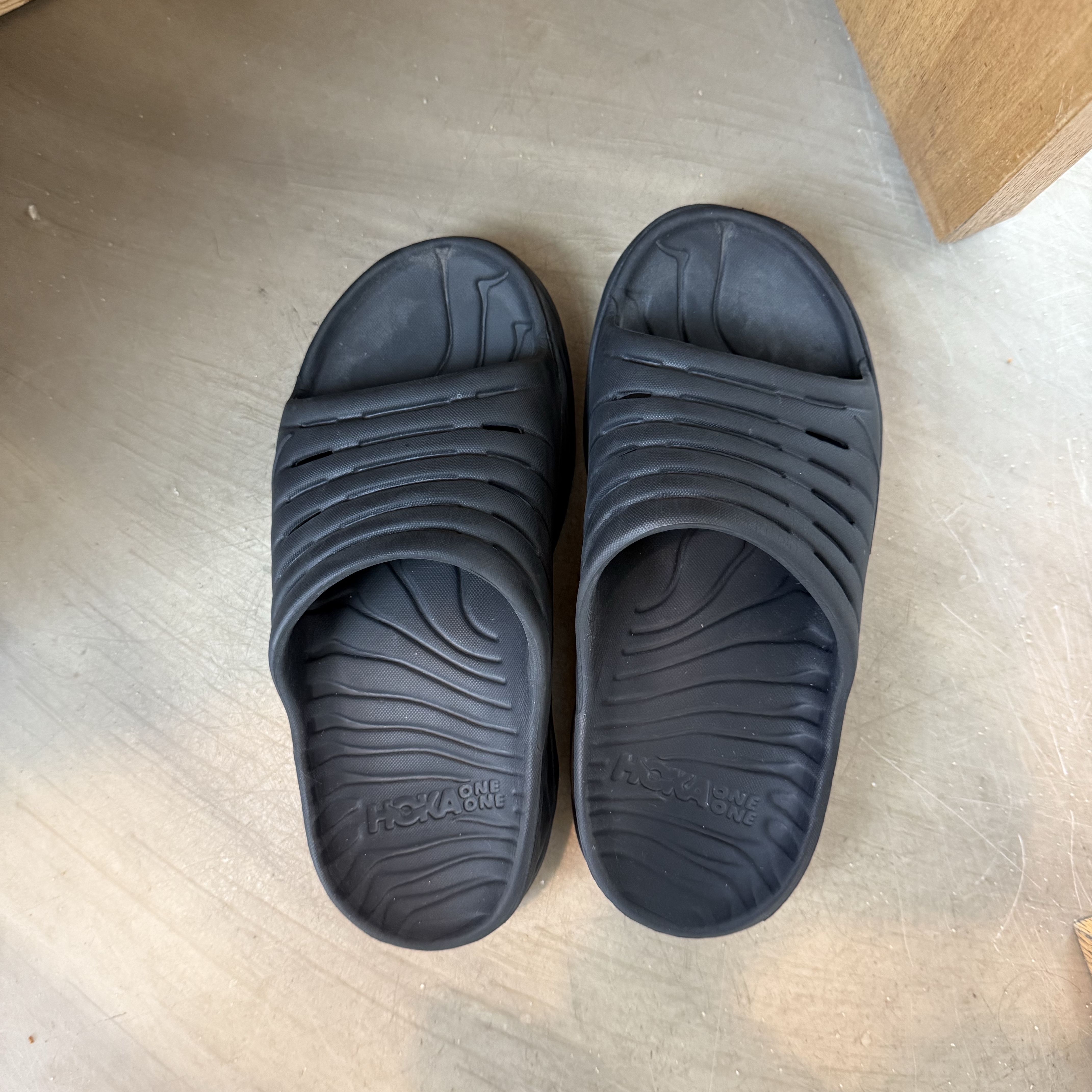 Hoka Ora Recovery Slide Black 착용 스타일