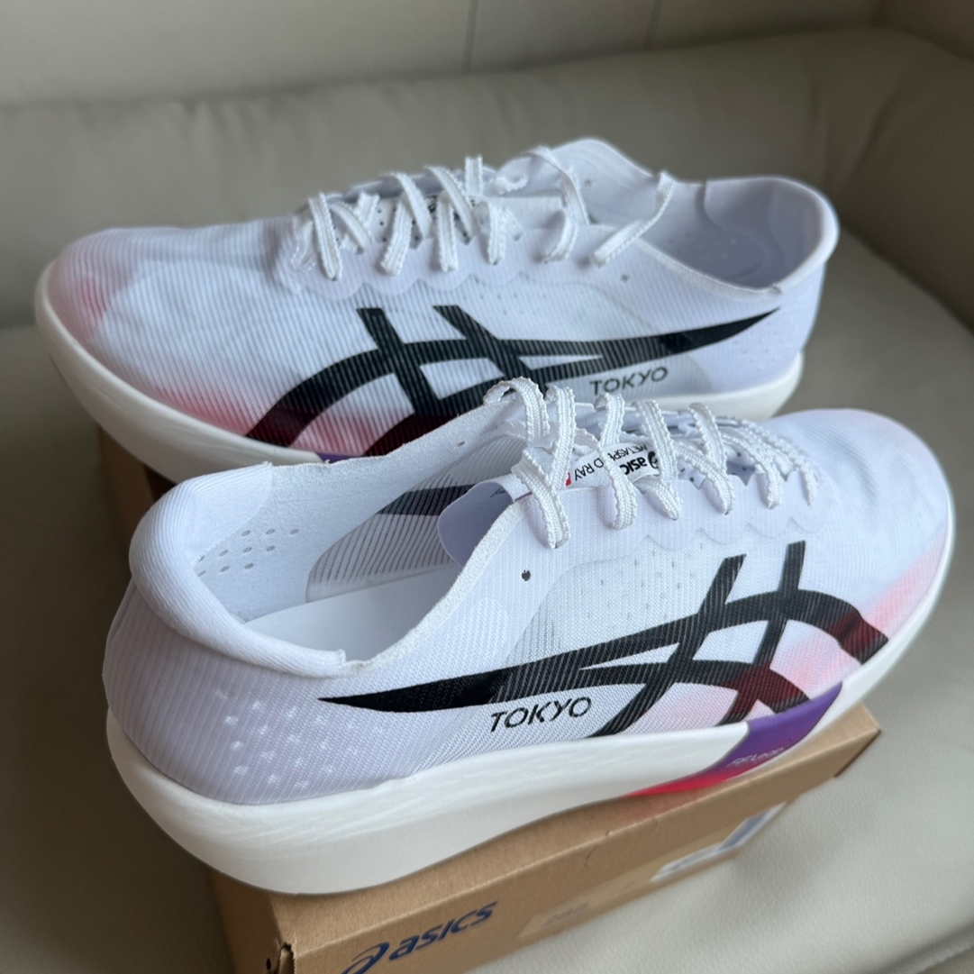 Asics Metaspeed Ray Tokyo White Flash Red 착용 스타일 - 1