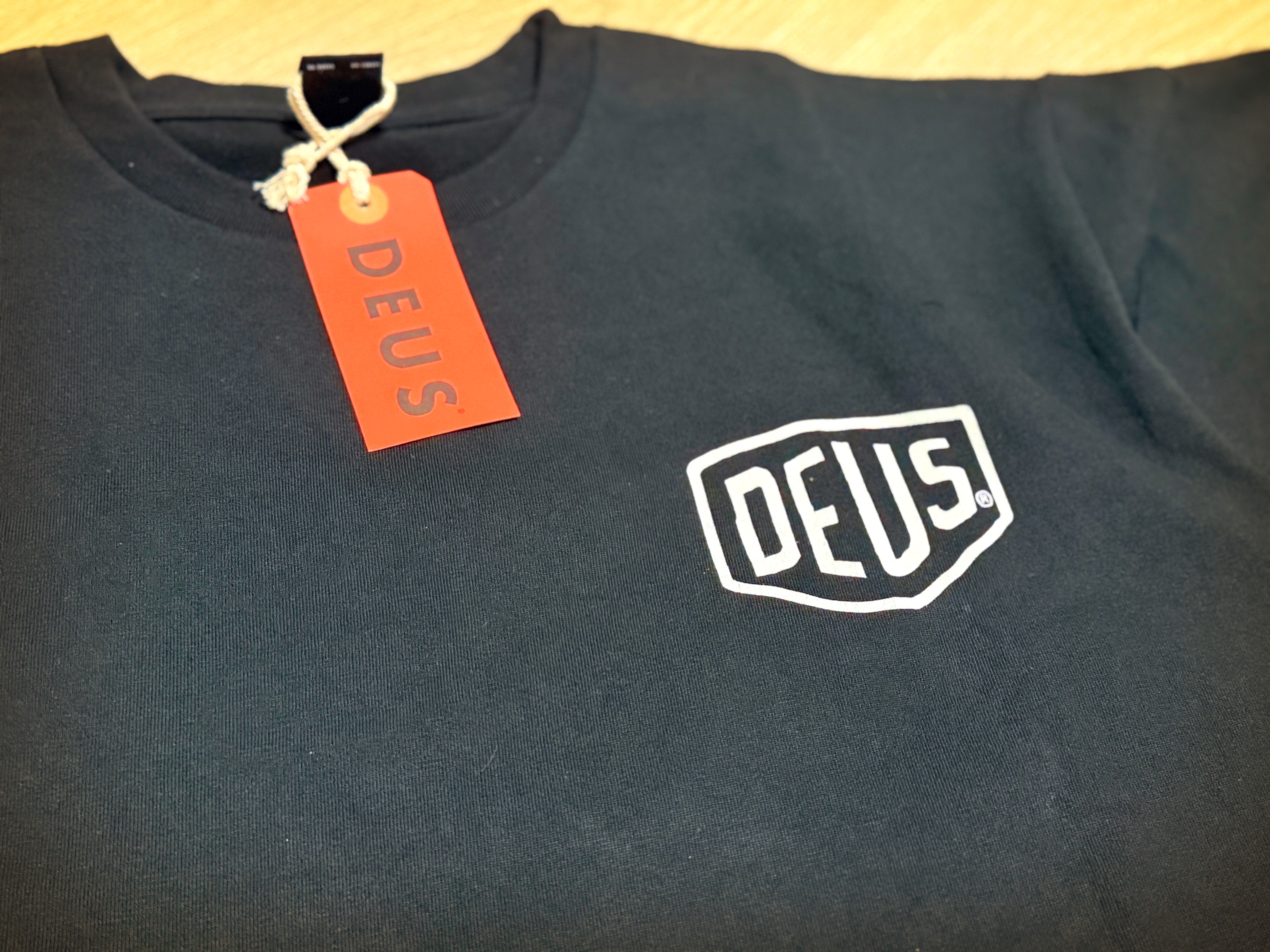 Deus Ex Machina Seoul College T-Shirt Black 착용 스타일 - 2