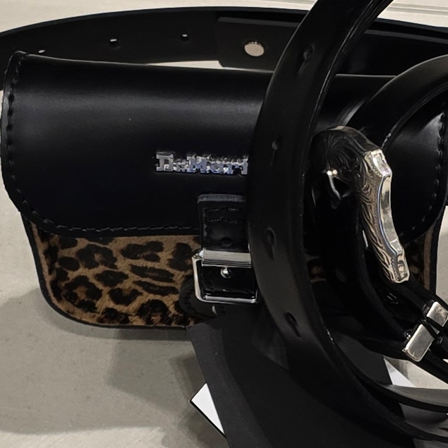 Dr. Martens 5" Satchel Bag Leopard Clash - 25SS 착용 스타일