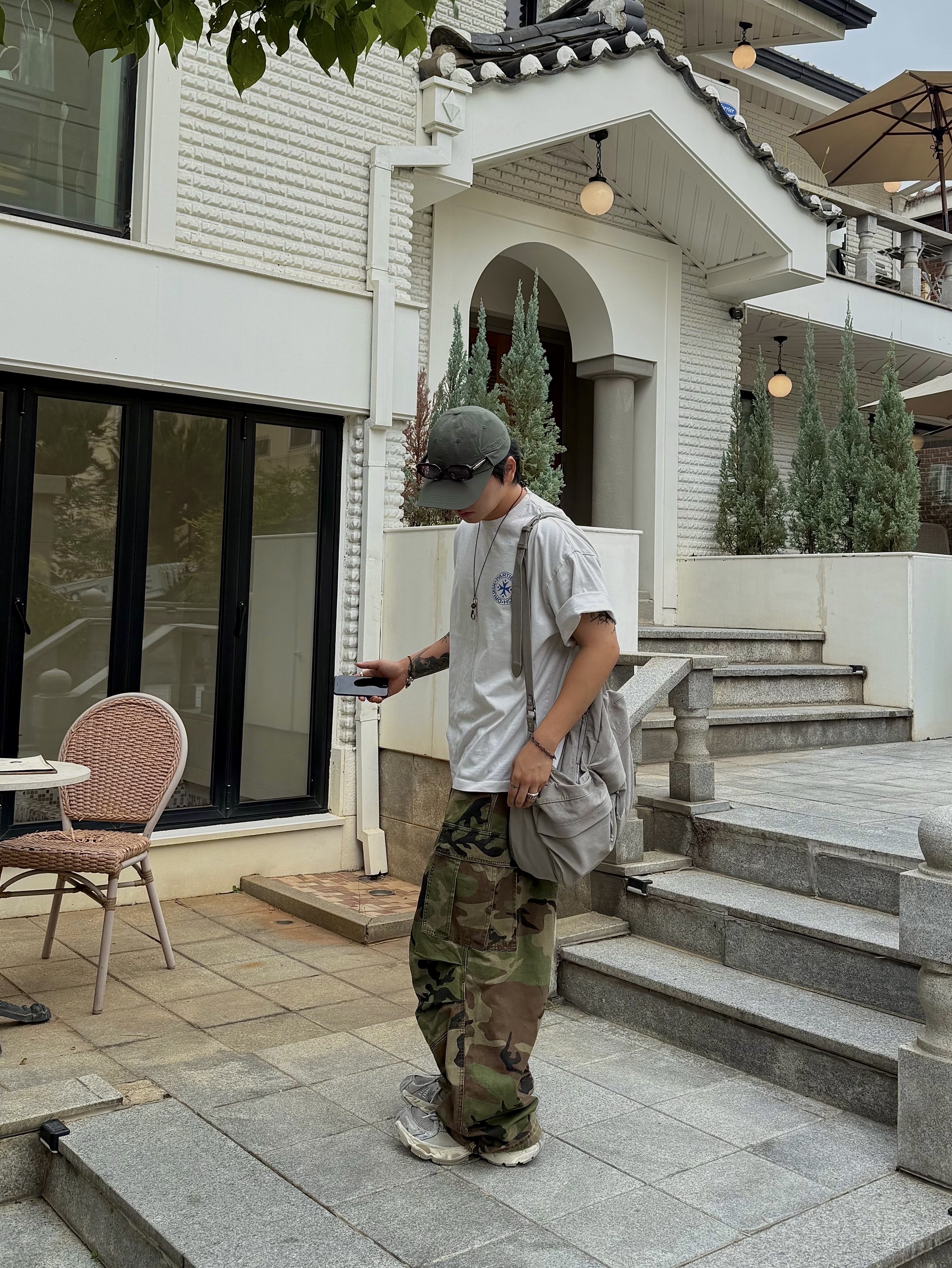 Balenciaga Stapler Sneaker Beige Grey, NOD Stone Washed Cargo Pants Camo 착용 스타일 - 3