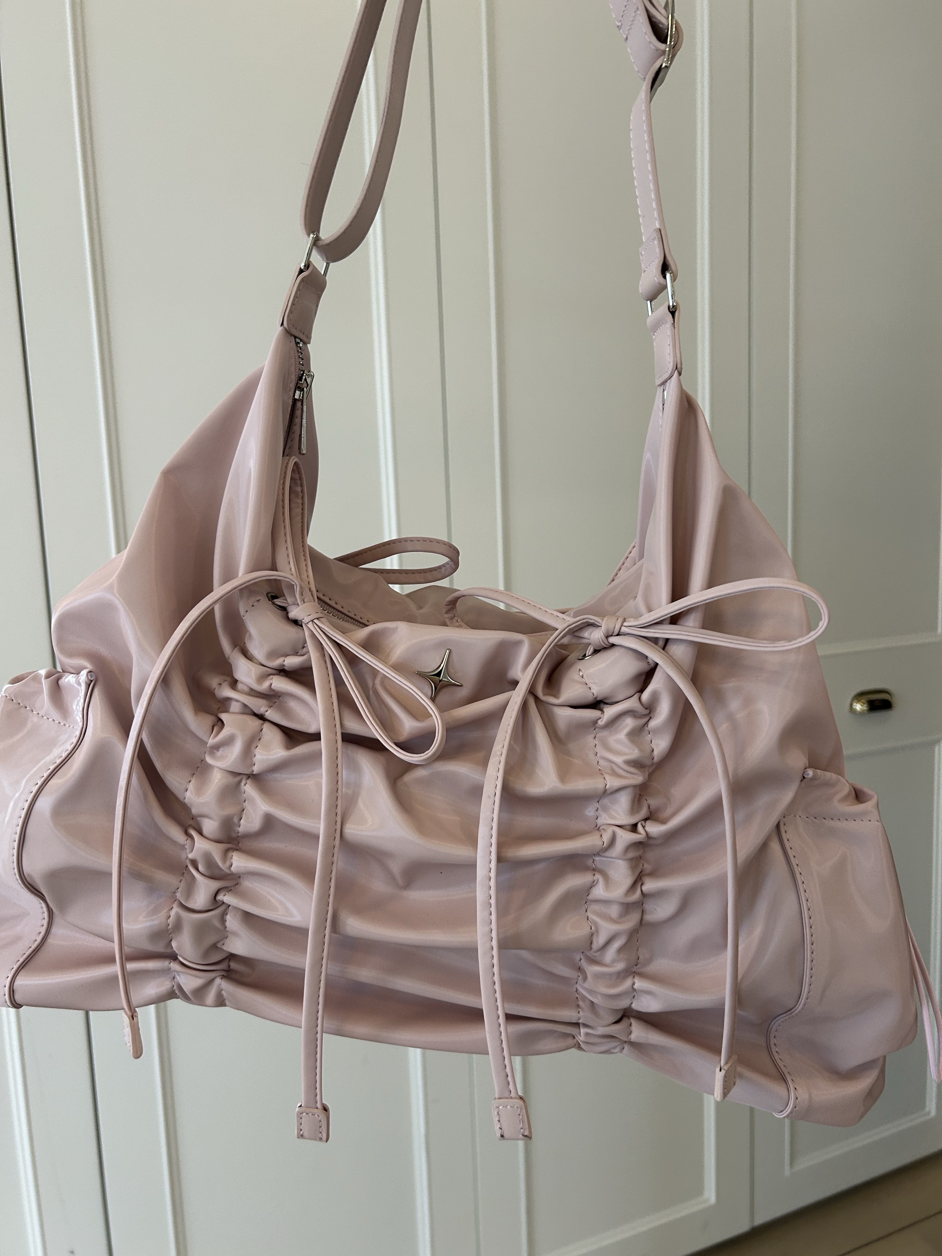 For Appeal String Ribbon Large Hobo Bag Glossy Pink 착용 스타일