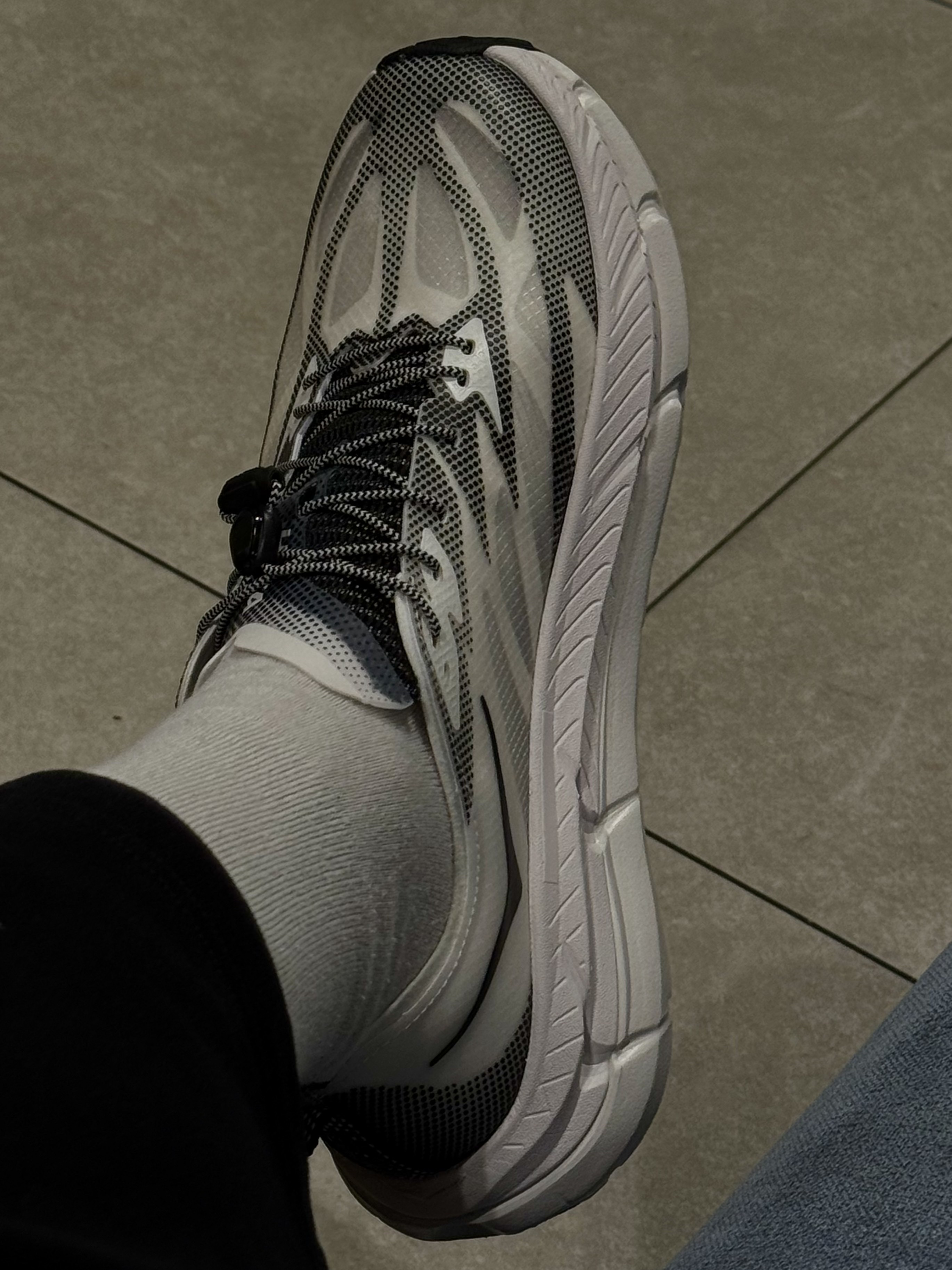 Hoka Mafate Speed 4 Lite White Black 착용 스타일 - 1