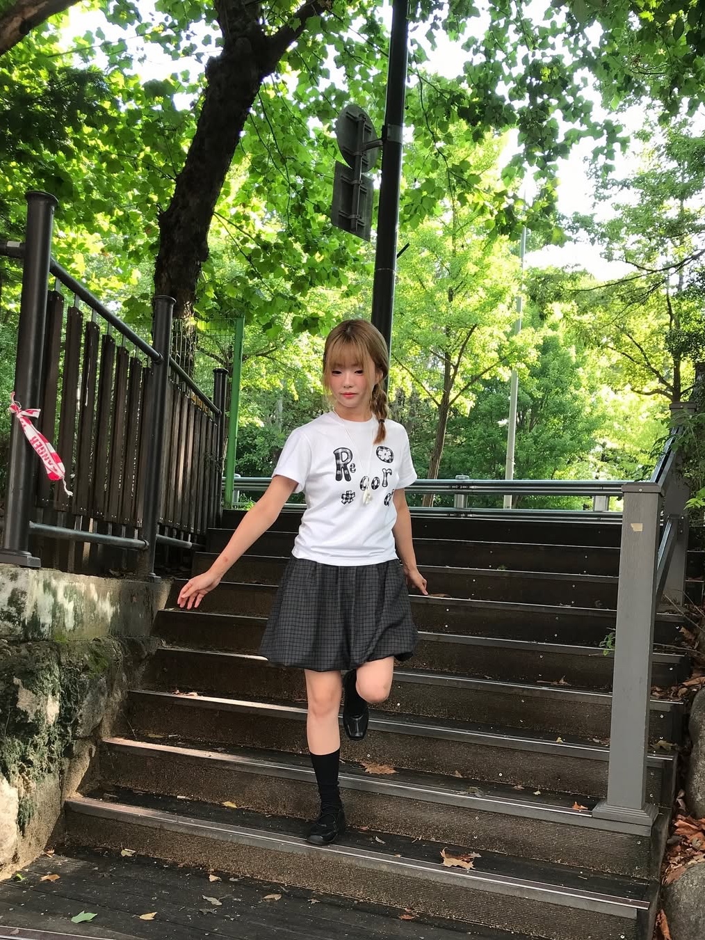 SLOW RECORD HOUSE Typo Play Record T-Shirt Gray 착용 스타일 - 2